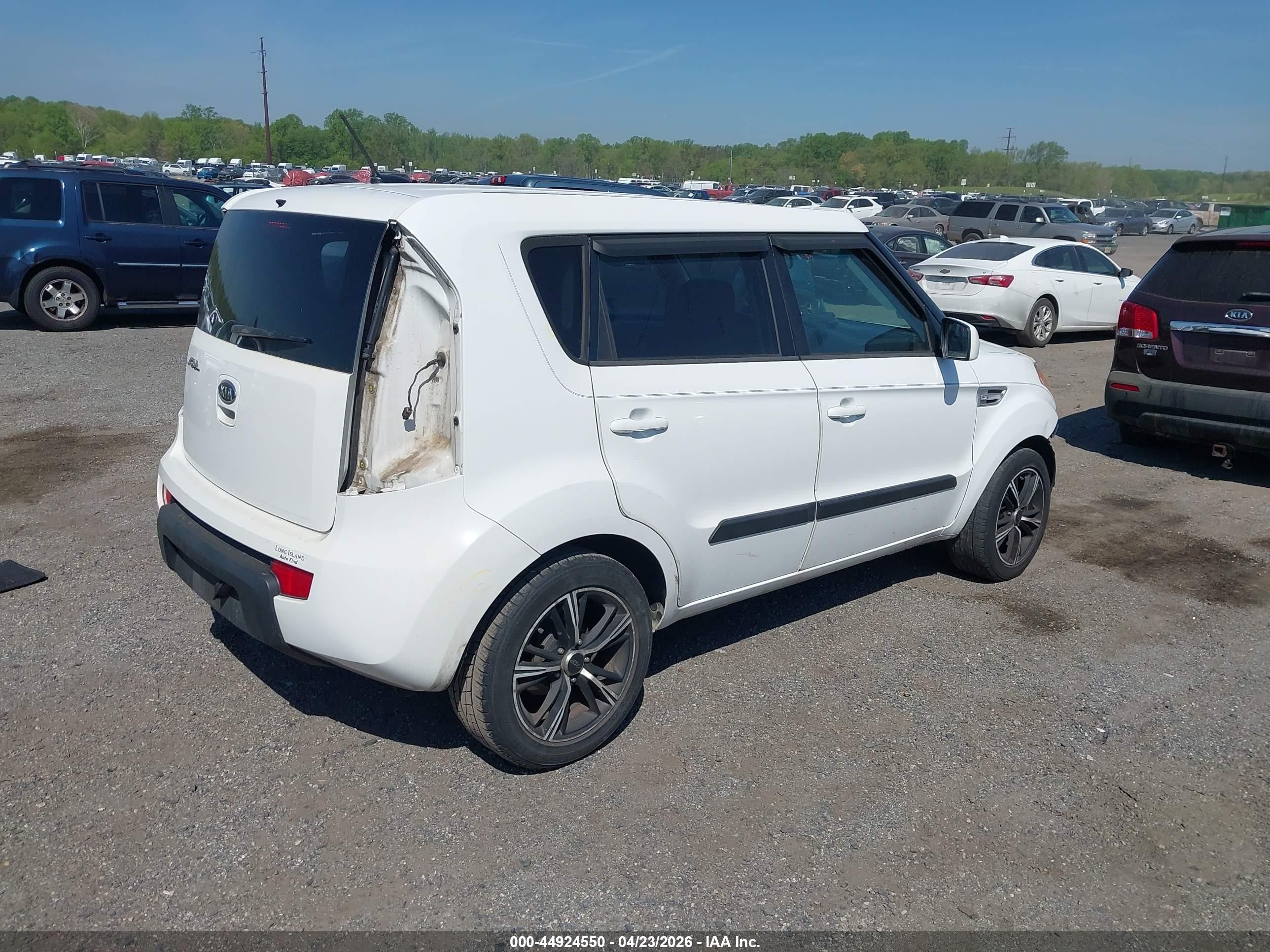 2011 Kia Soul + White vin: KNDJT2A24B7716840