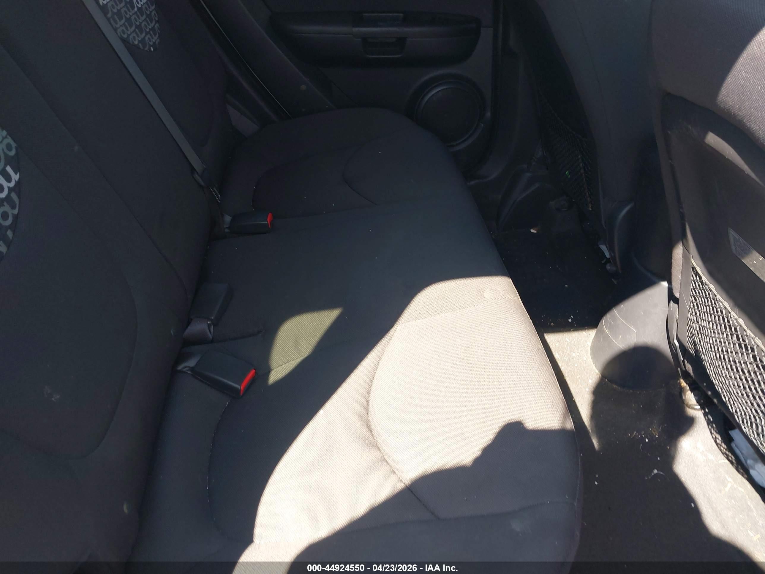 2011 Kia Soul + White vin: KNDJT2A24B7716840