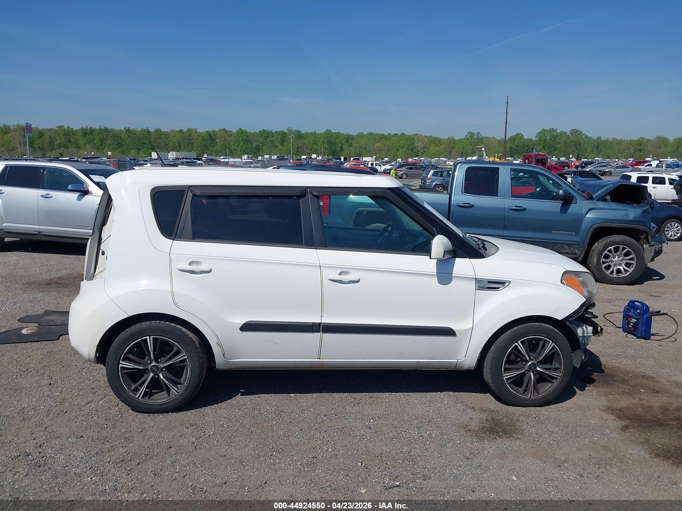 2011 Kia Soul + White vin: KNDJT2A24B7716840