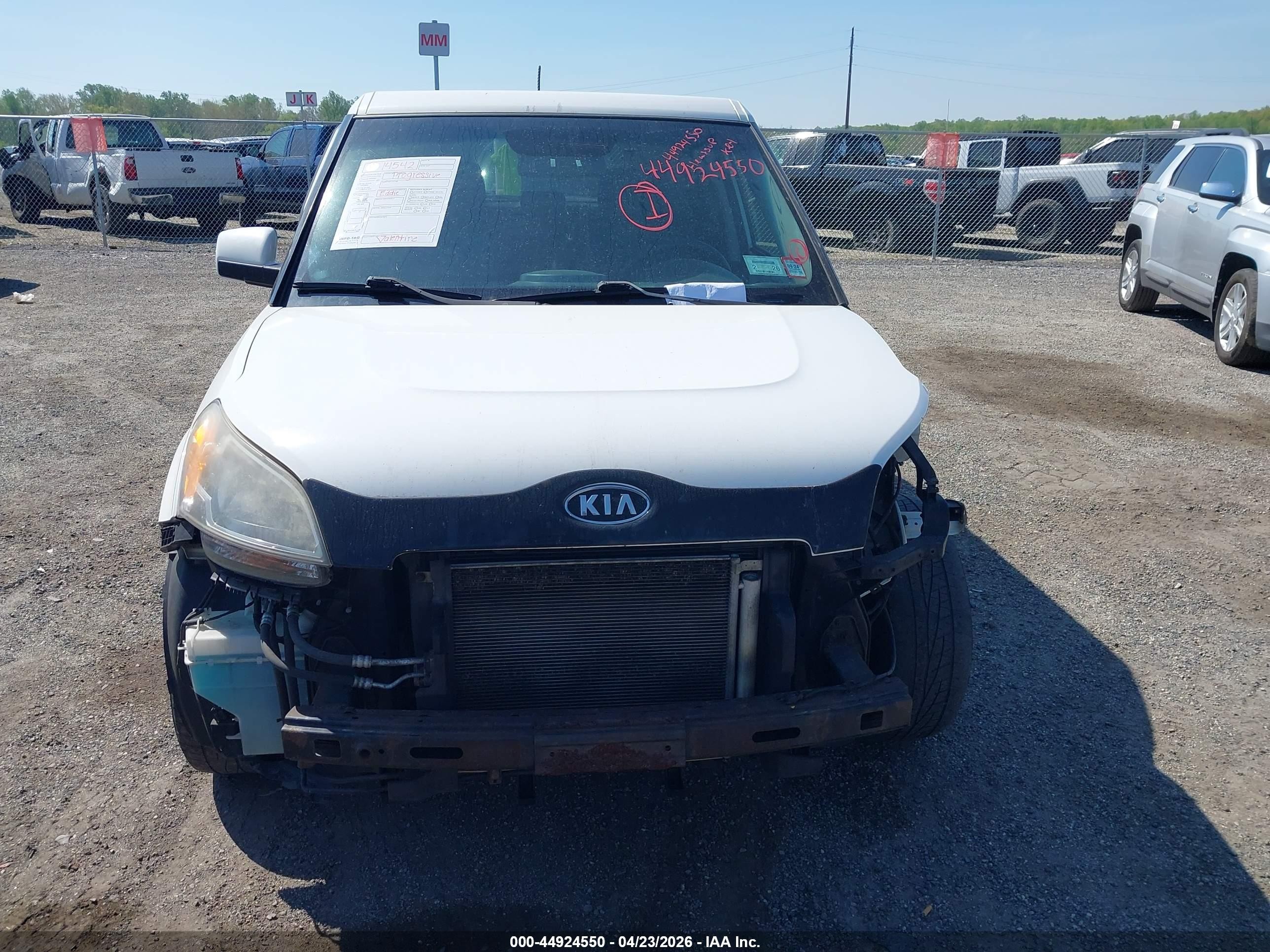 2011 Kia Soul + White vin: KNDJT2A24B7716840