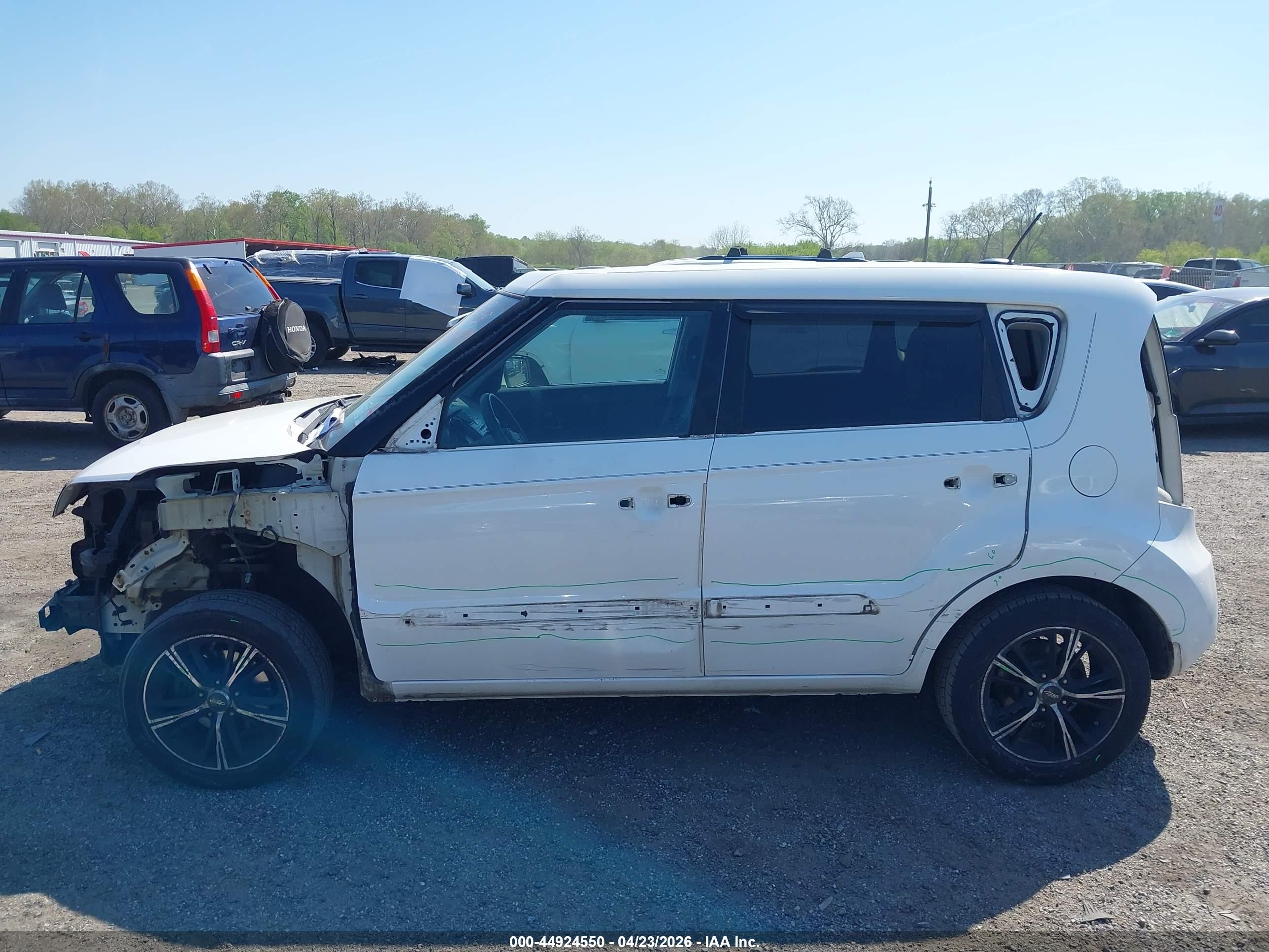 2011 Kia Soul + White vin: KNDJT2A24B7716840