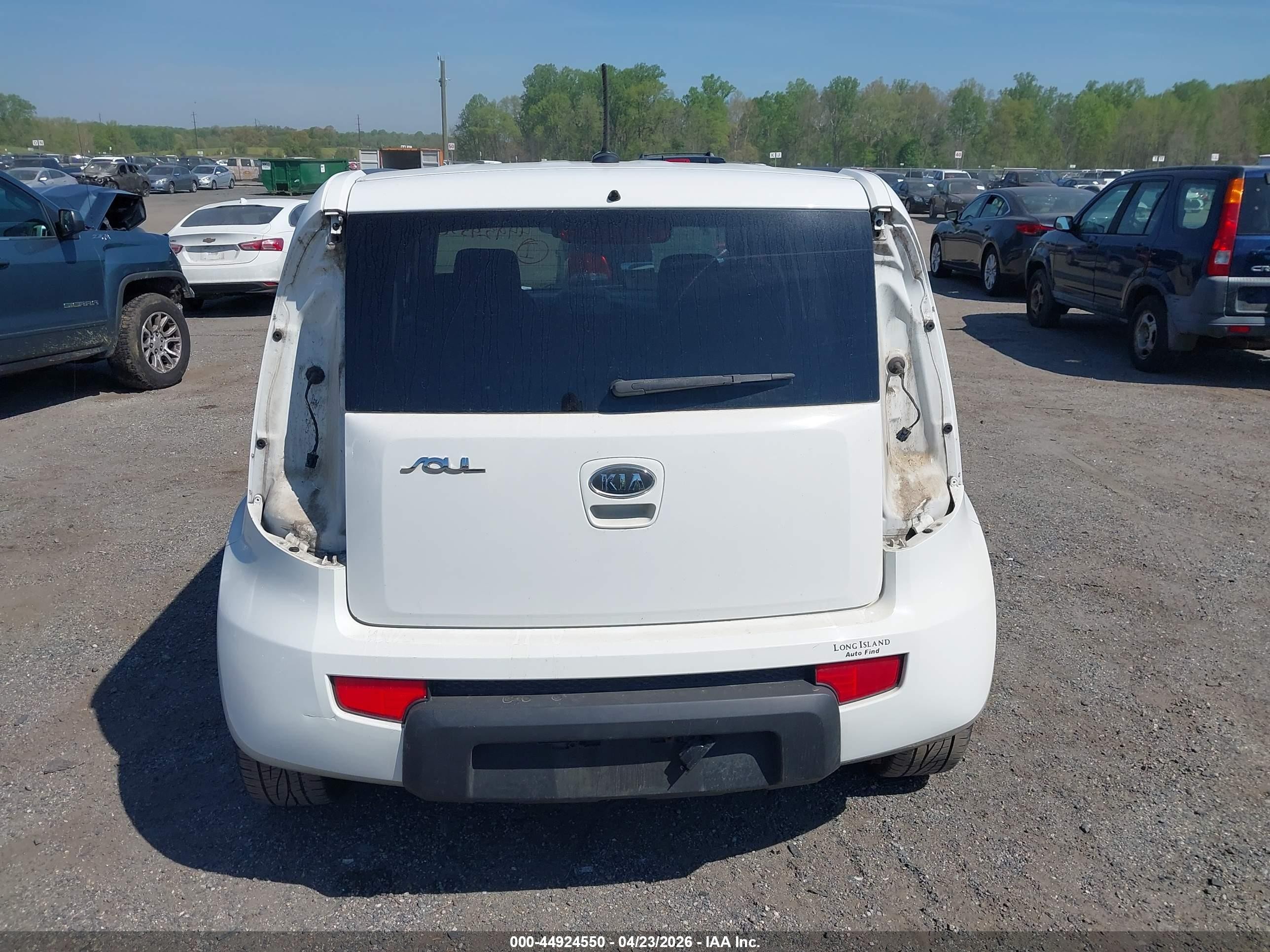 2011 Kia Soul + White vin: KNDJT2A24B7716840