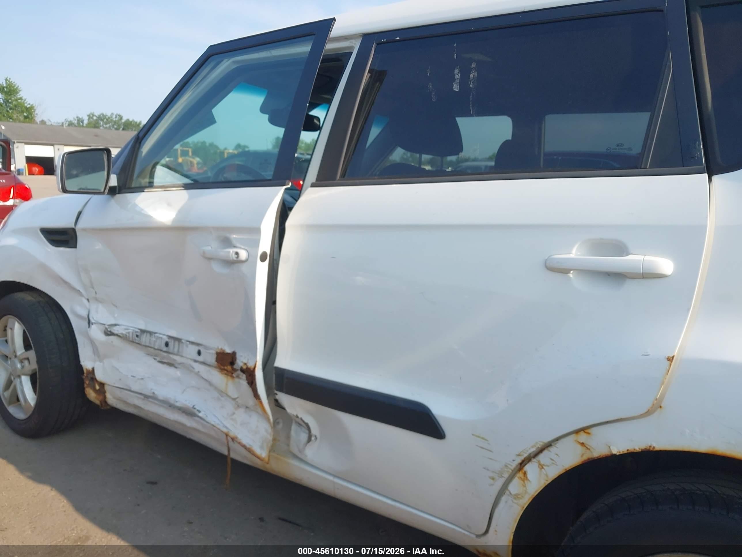 2011 Kia Soul + White vin: KNDJT2A24B7717485
