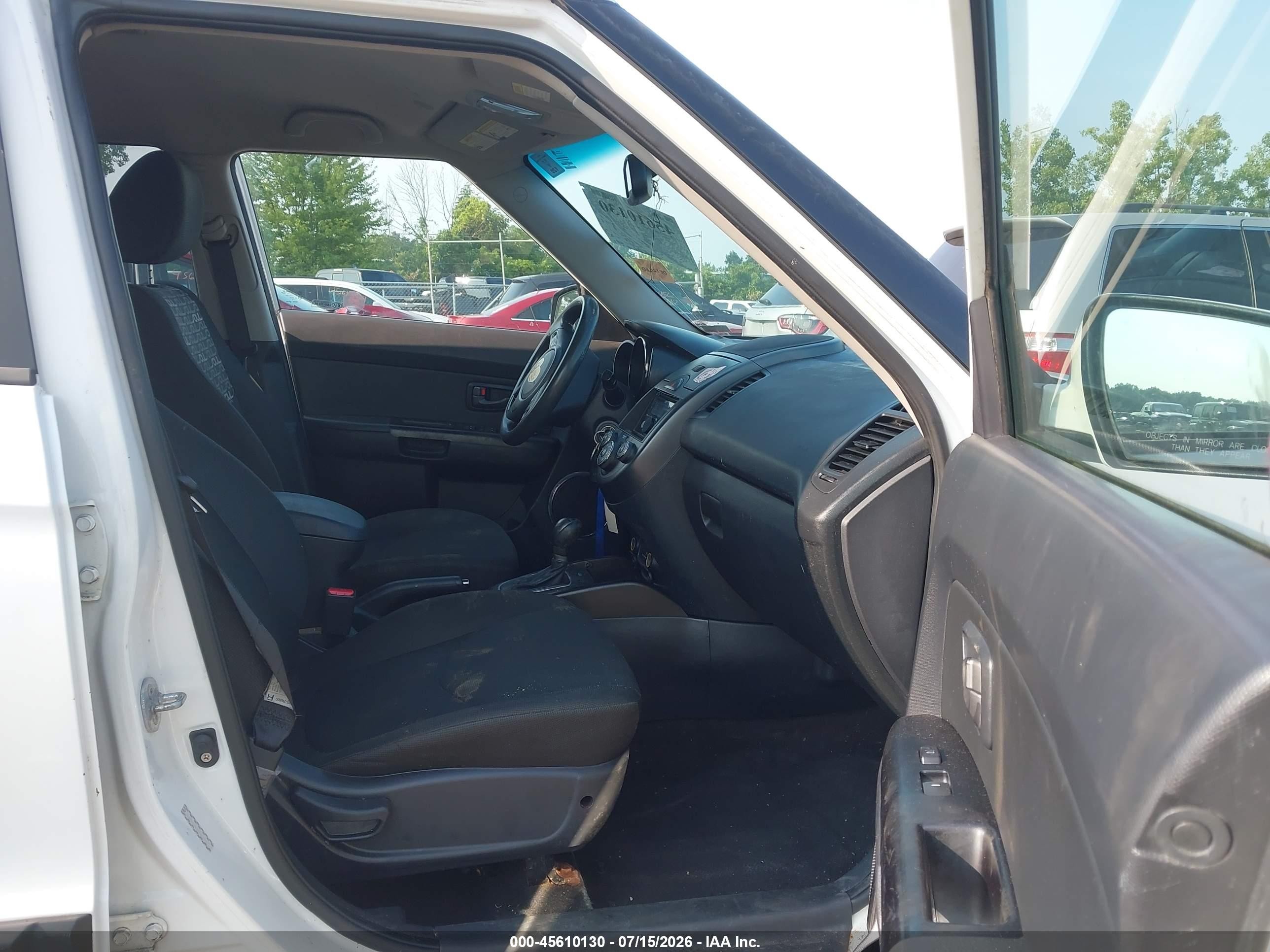 2011 Kia Soul + White vin: KNDJT2A24B7717485