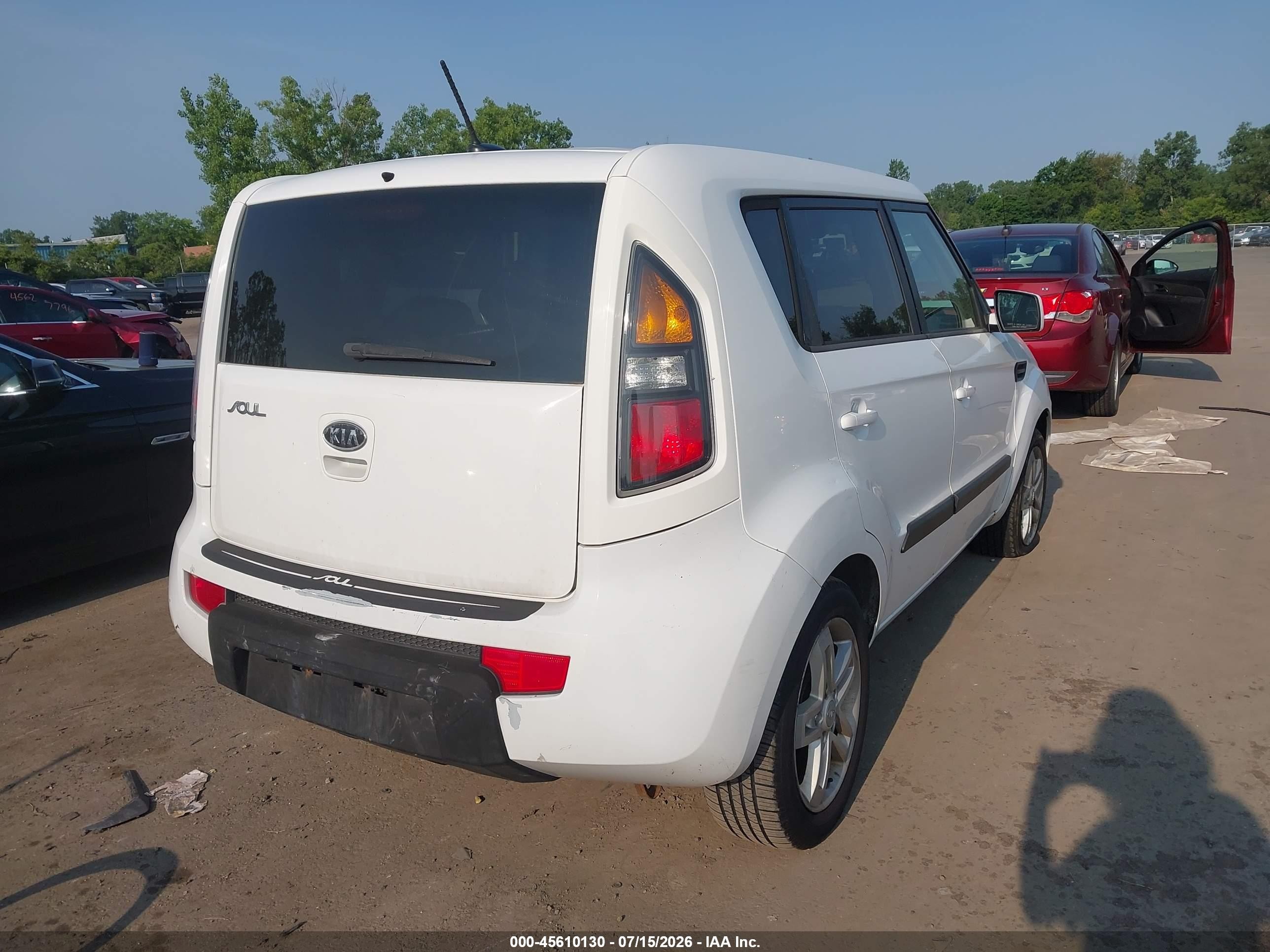 2011 Kia Soul + White vin: KNDJT2A24B7717485