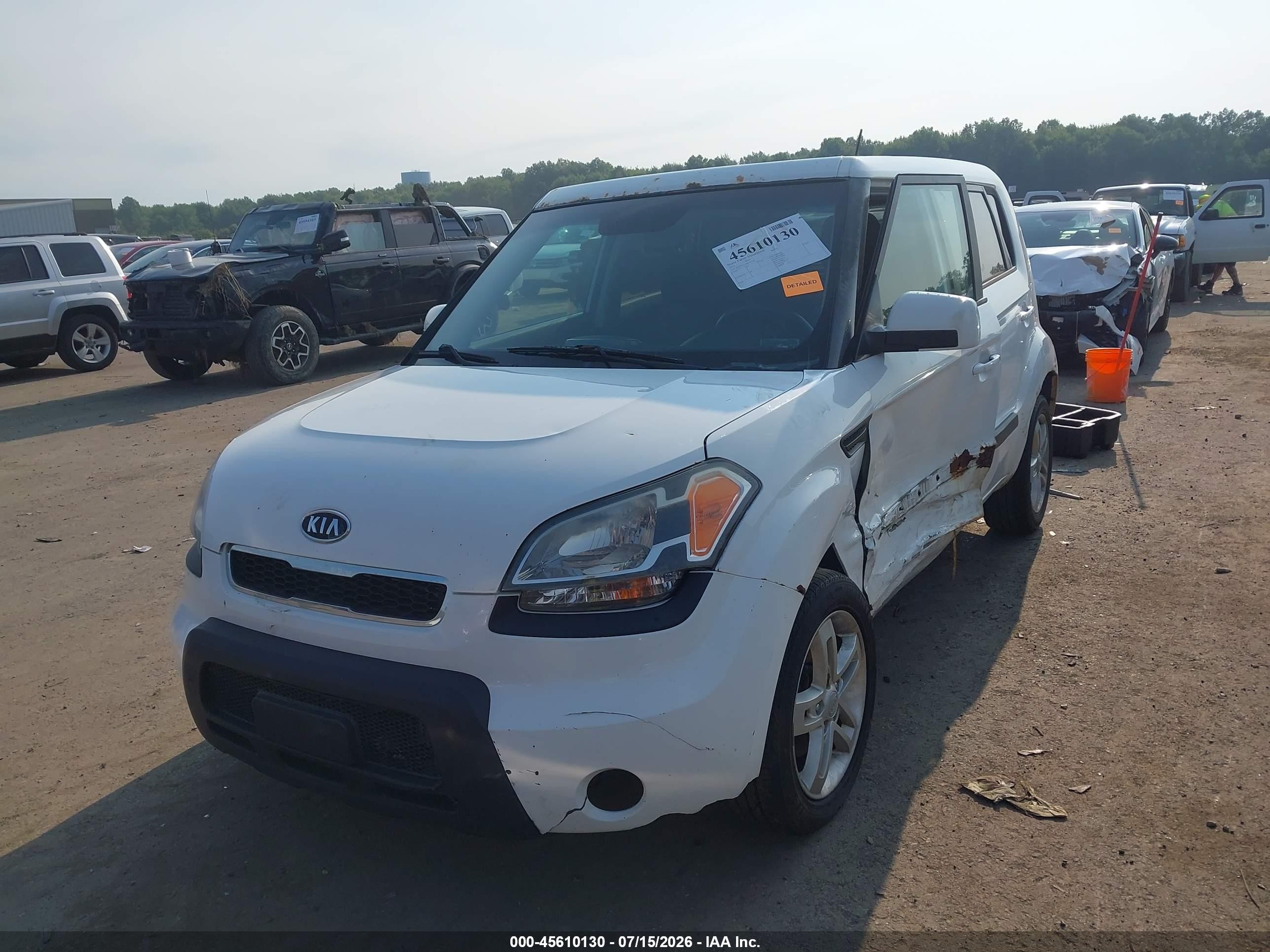 2011 Kia Soul + White vin: KNDJT2A24B7717485