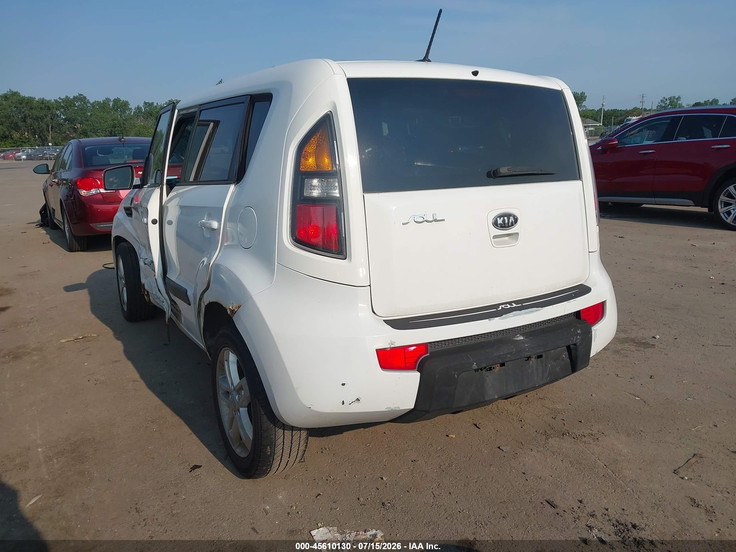 2011 Kia Soul + White vin: KNDJT2A24B7717485