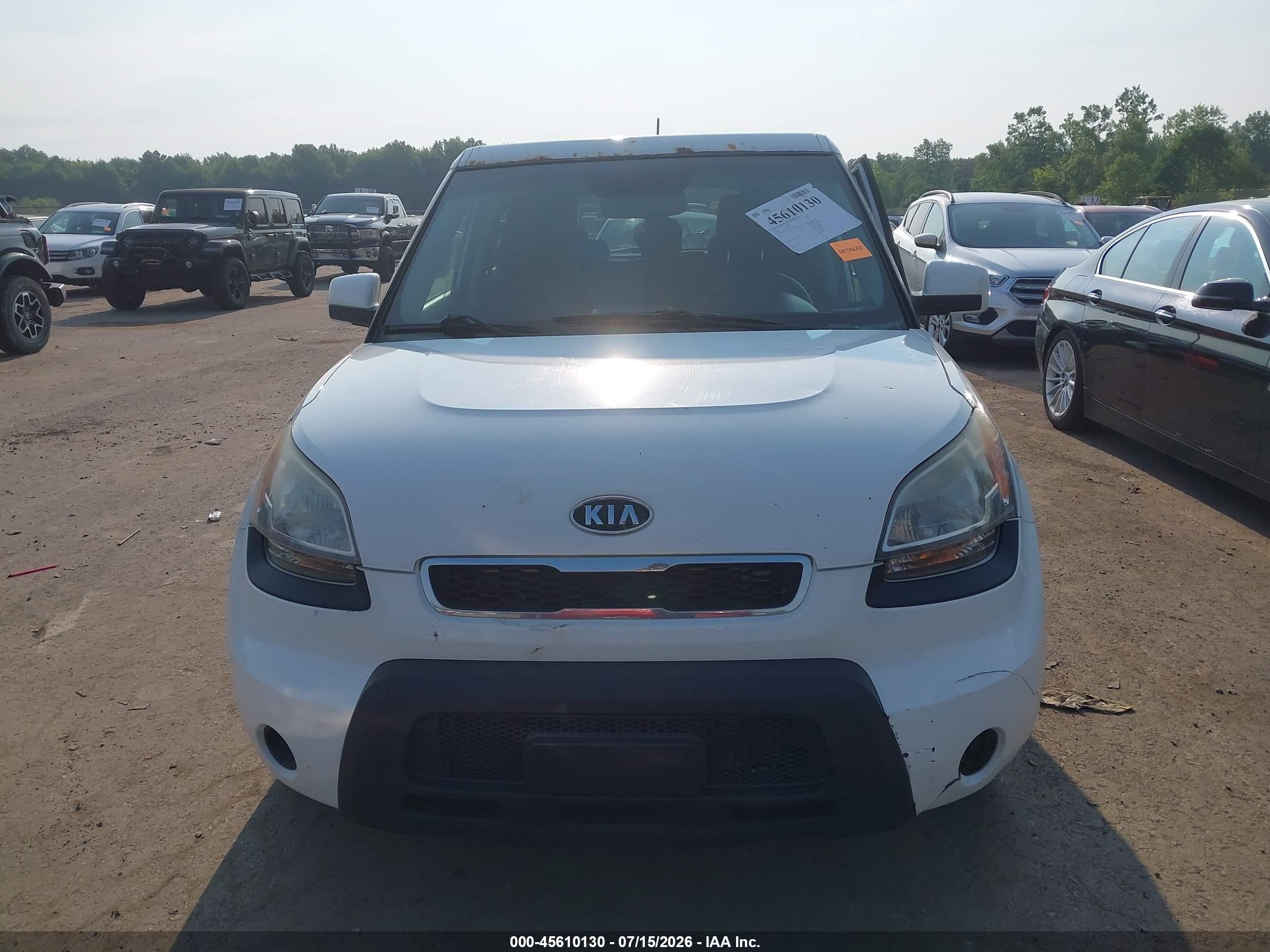 2011 Kia Soul + White vin: KNDJT2A24B7717485
