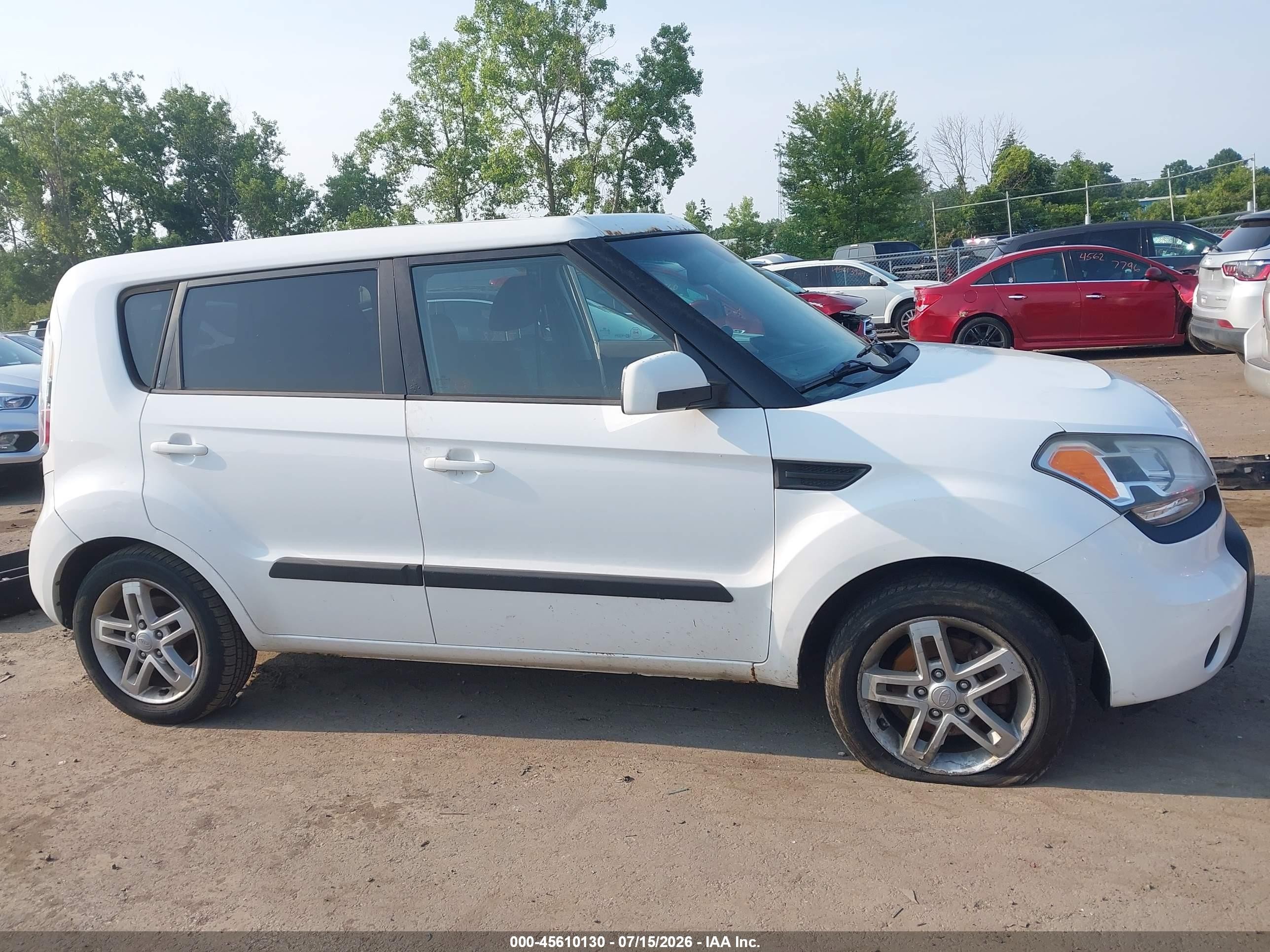 2011 Kia Soul + White vin: KNDJT2A24B7717485