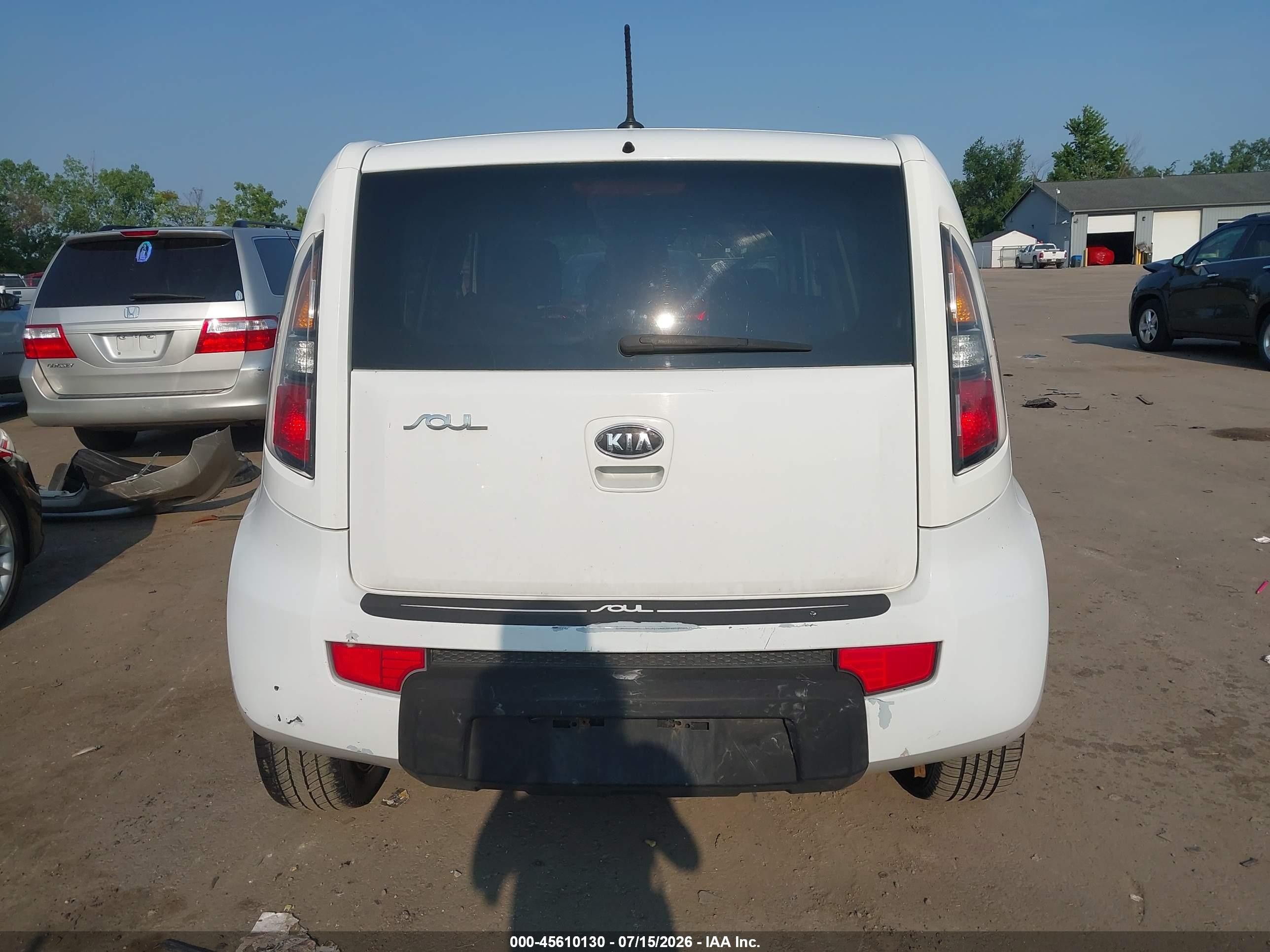 2011 Kia Soul + White vin: KNDJT2A24B7717485
