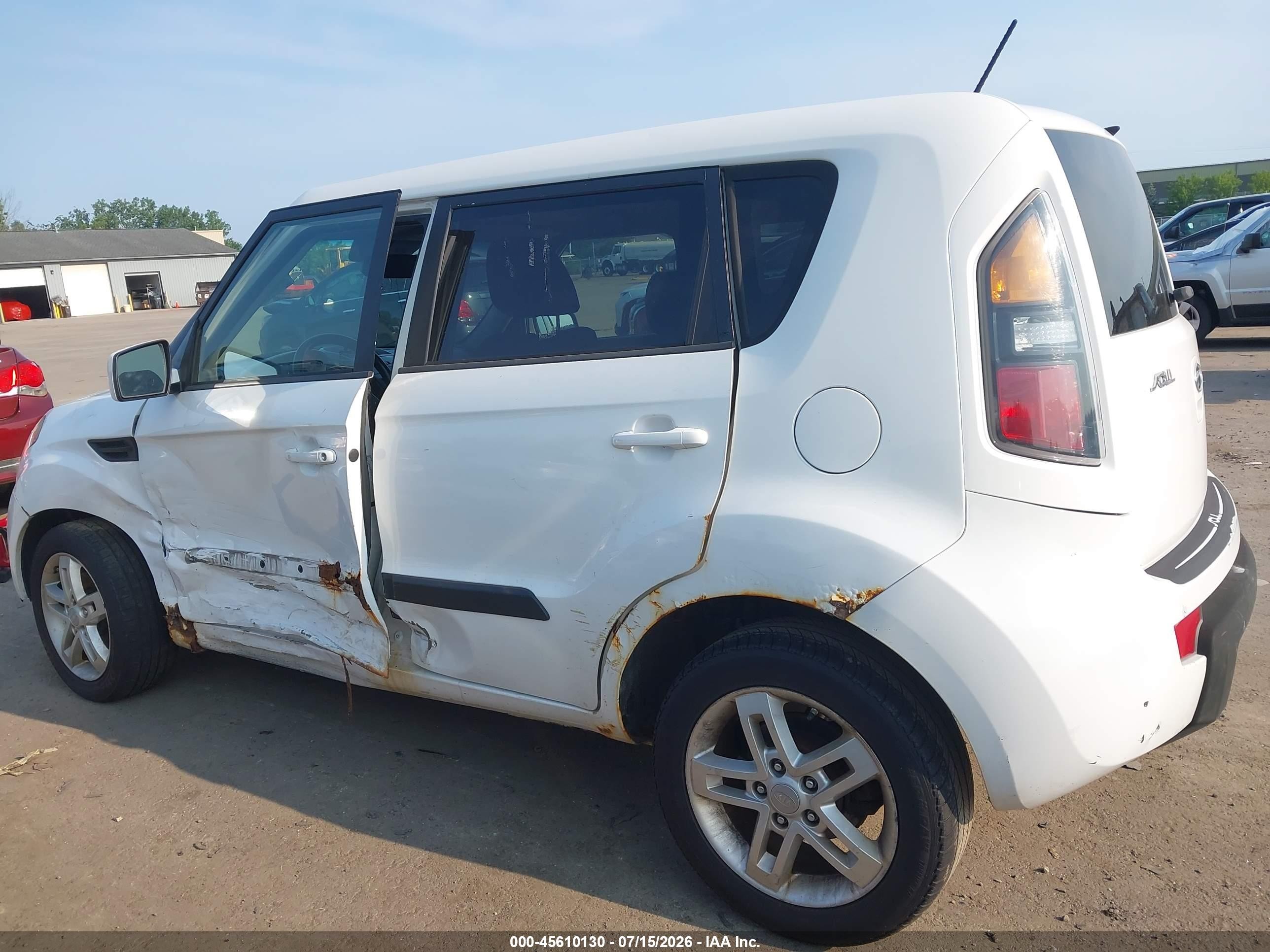 2011 Kia Soul + White vin: KNDJT2A24B7717485