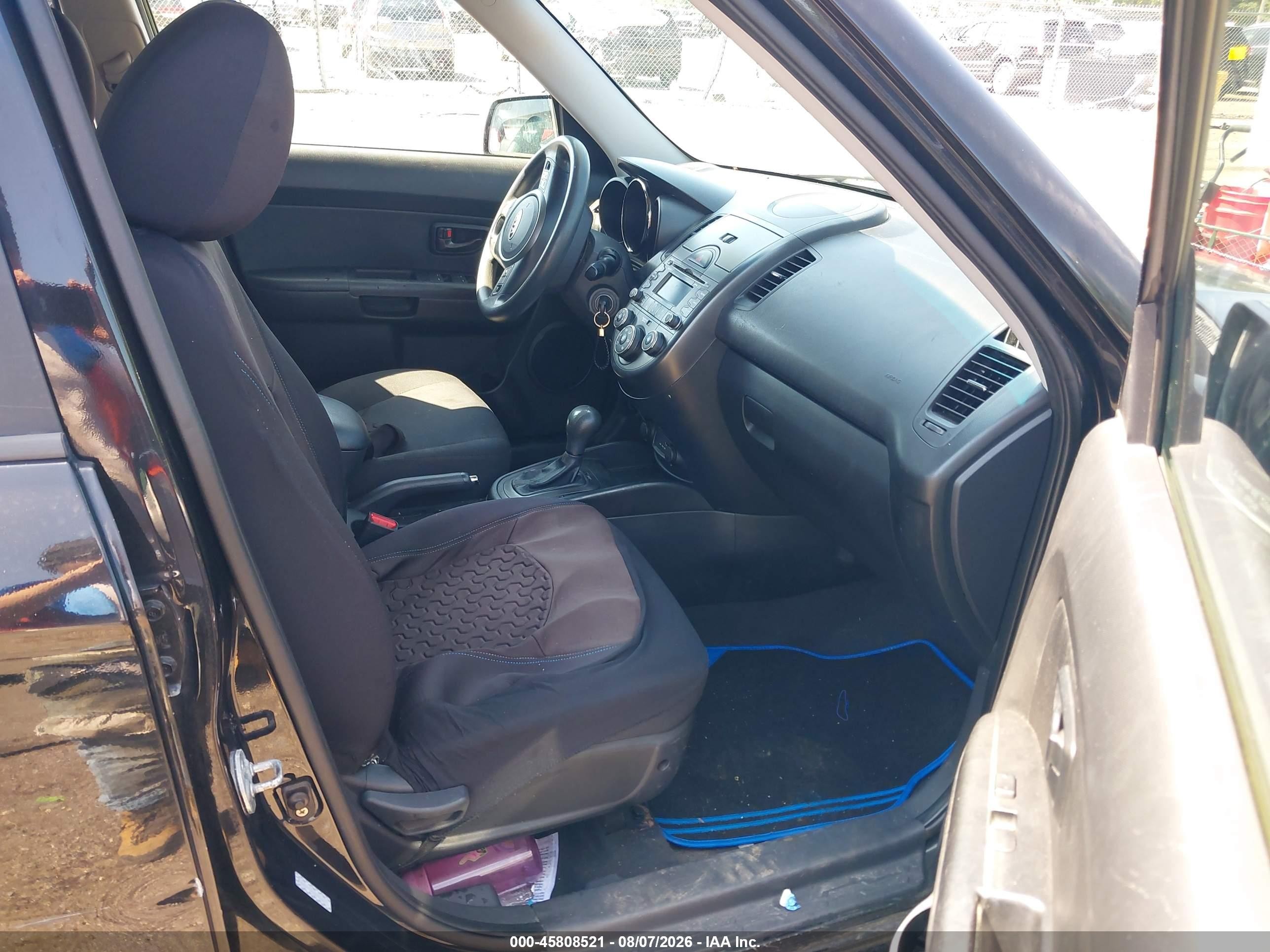 2011 Kia Soul + Black vin: KNDJT2A24B7732892