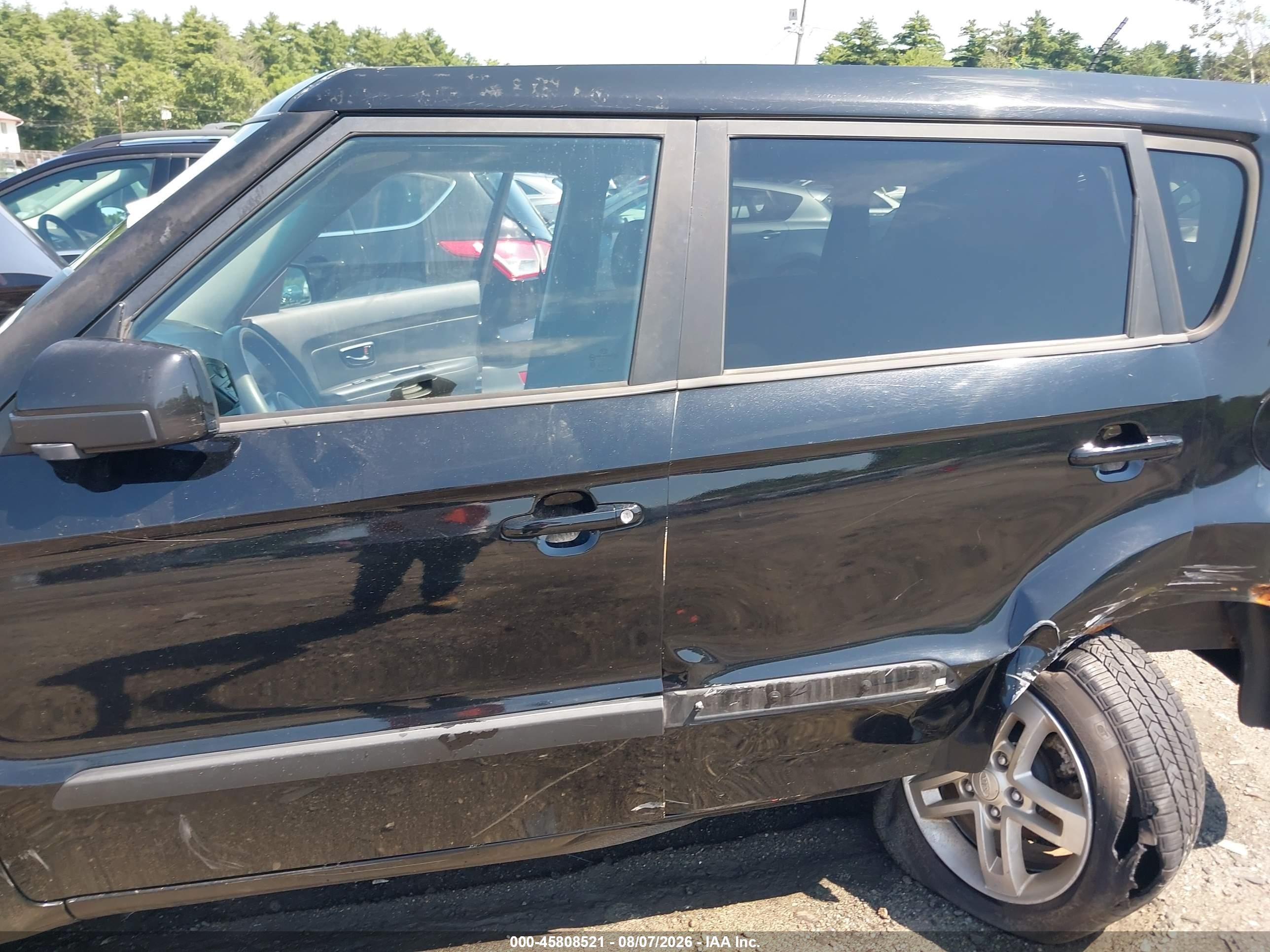 2011 Kia Soul + Black vin: KNDJT2A24B7732892