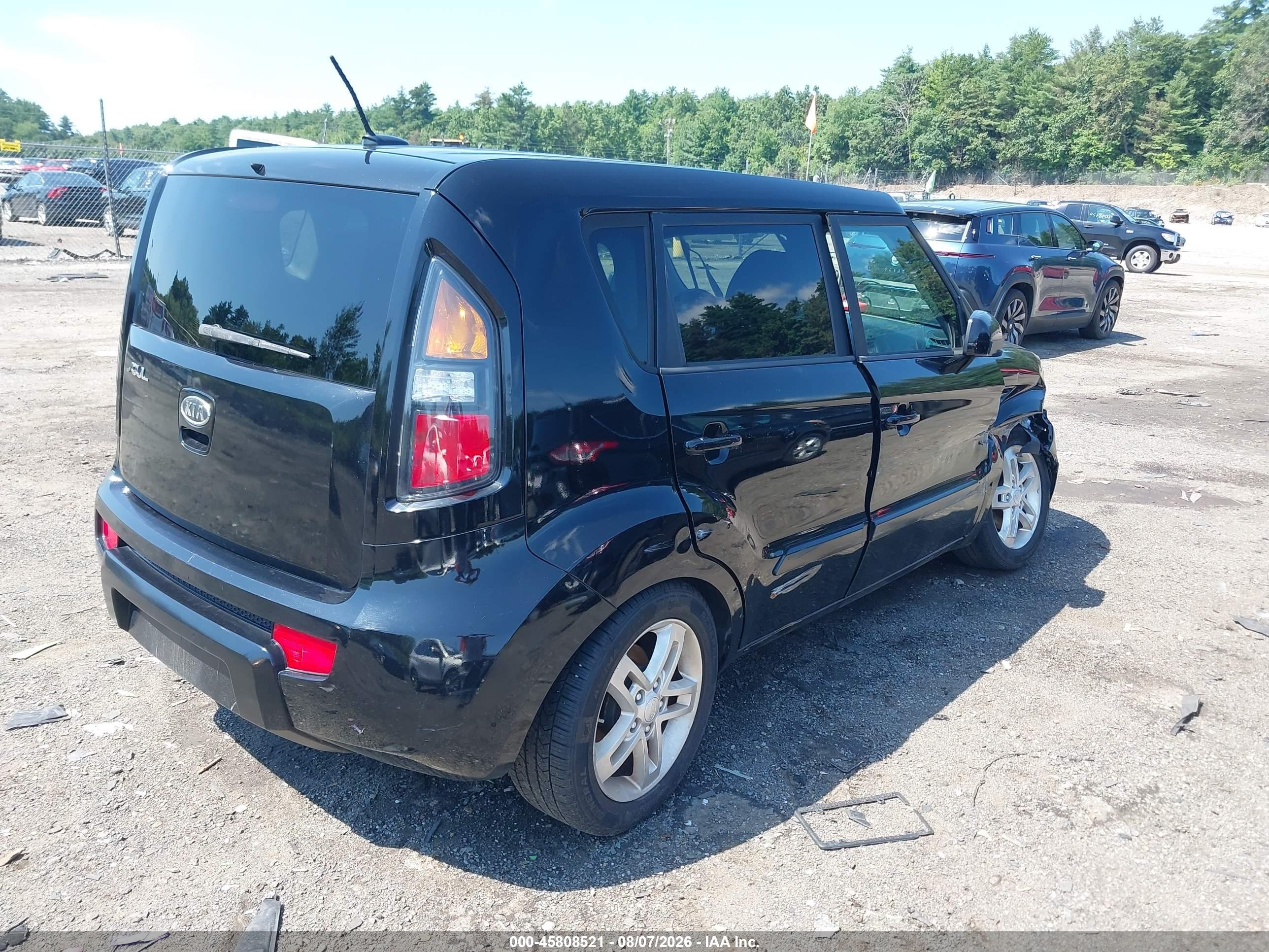 2011 Kia Soul + Black vin: KNDJT2A24B7732892