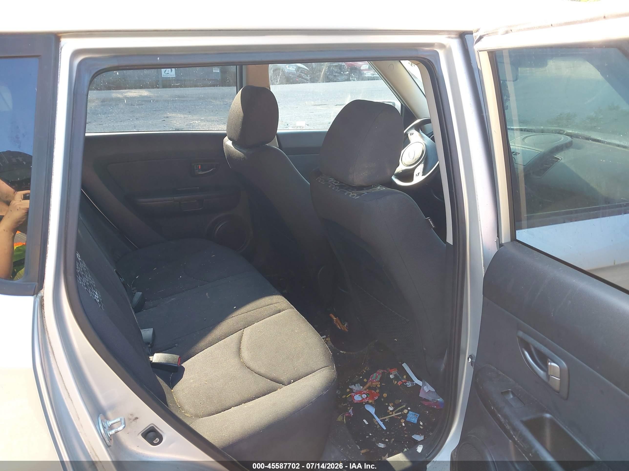 2010 Kia Soul + Серебряный vin: KNDJT2A25A7111773