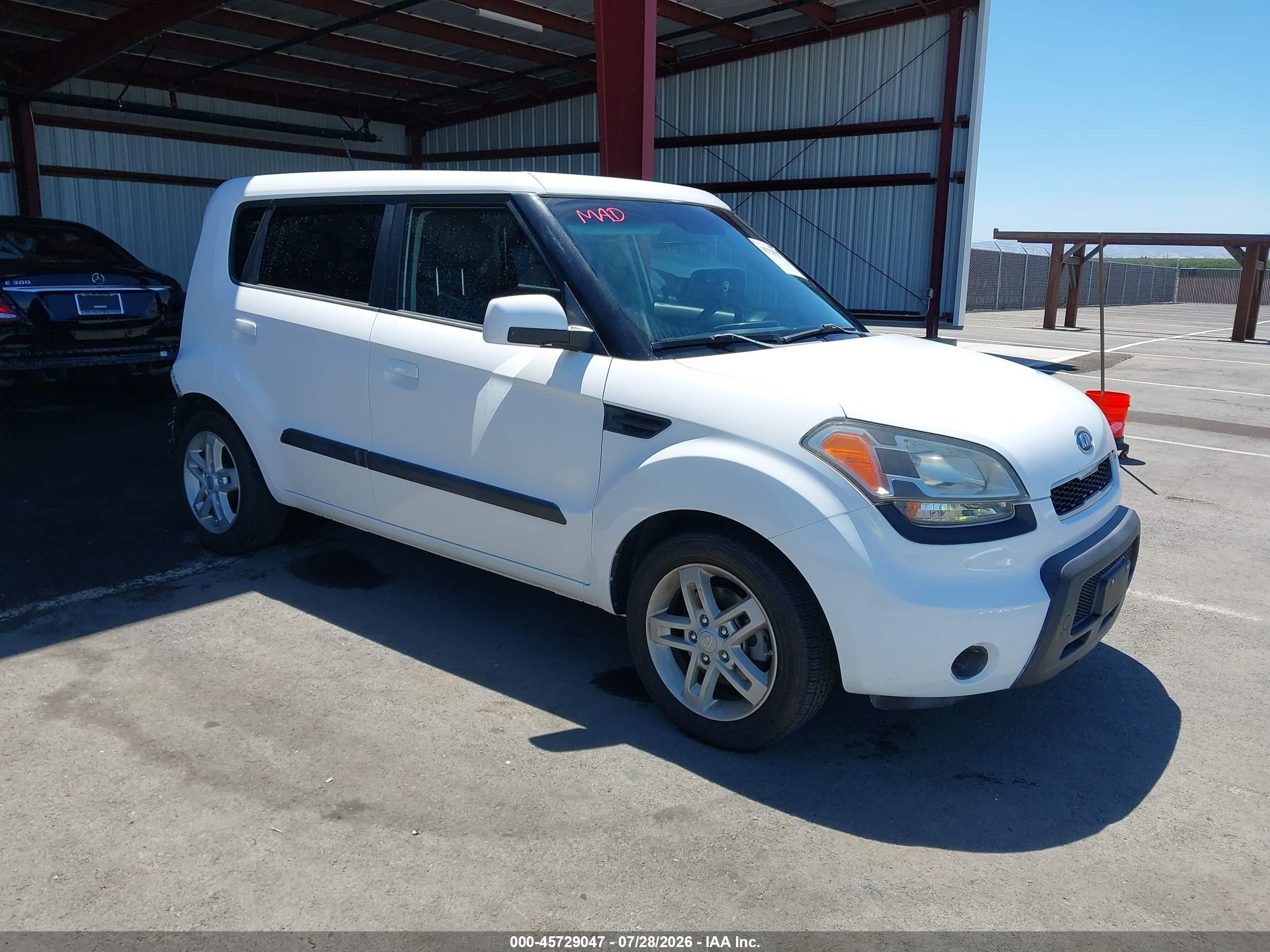 2010 Kia Soul + White vin: KNDJT2A25A7115984