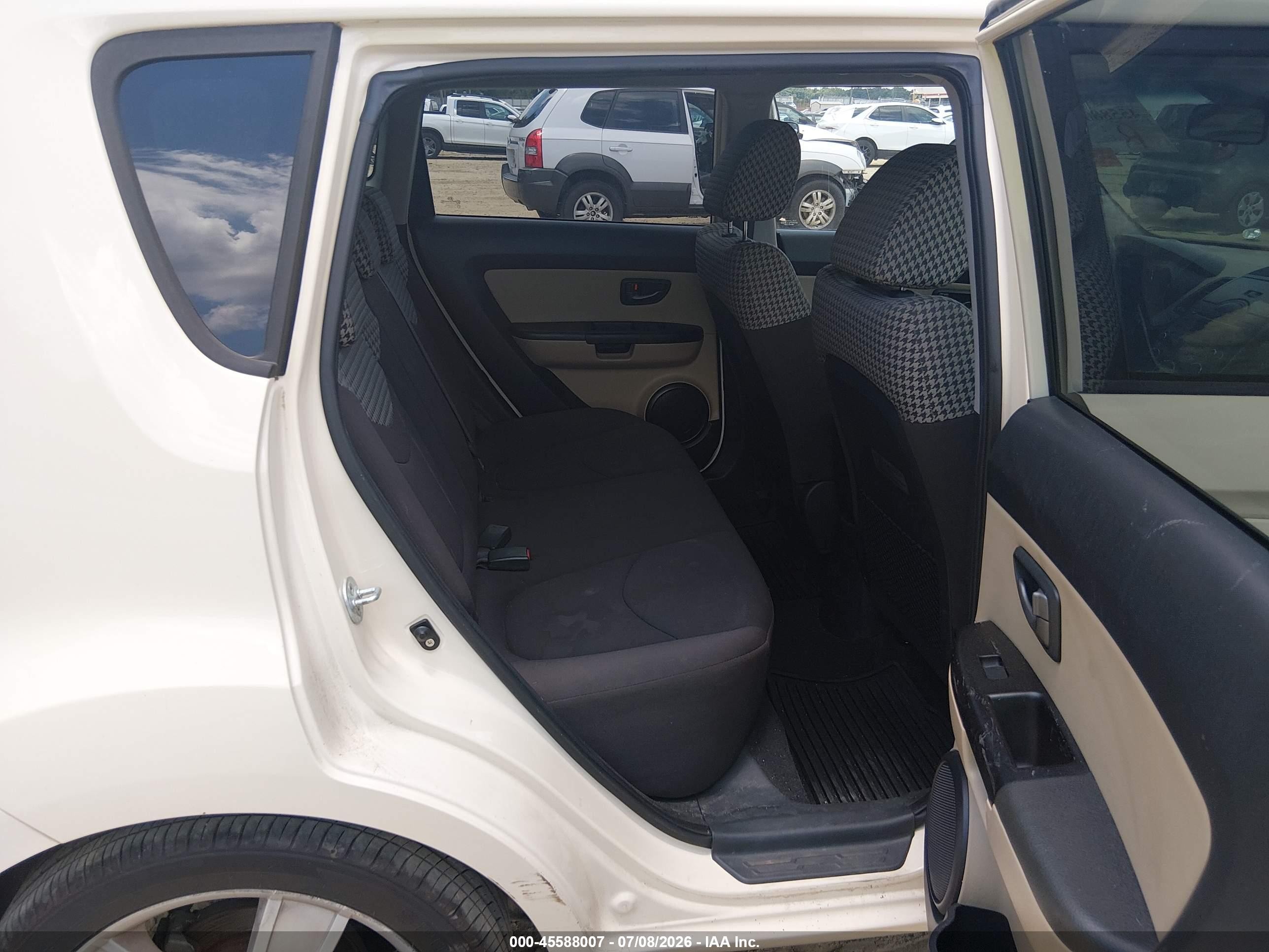 2010 Kia Soul ! White vin: KNDJT2A25A7171505