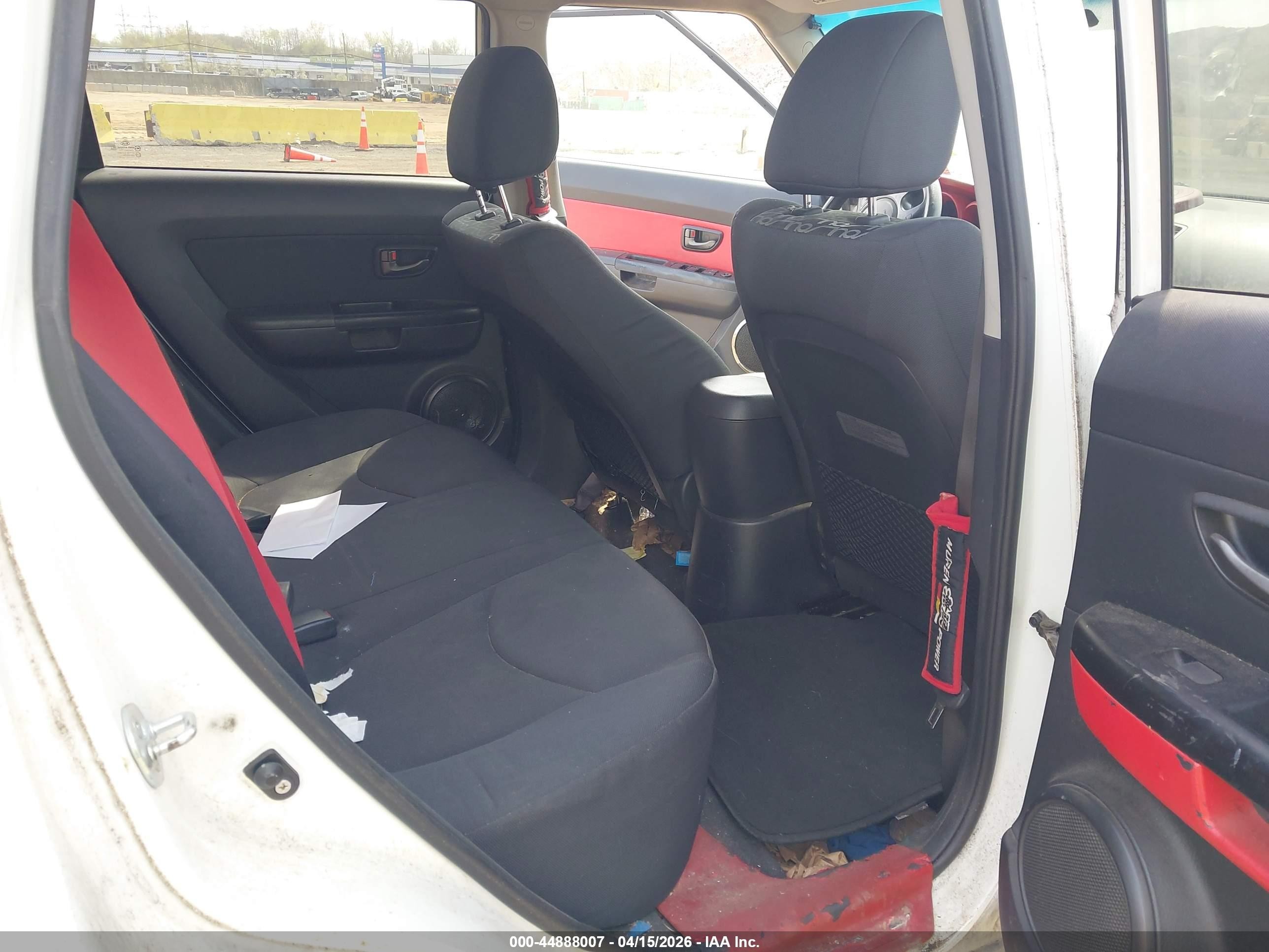 2010 Kia Soul + White vin: KNDJT2A25A7701875