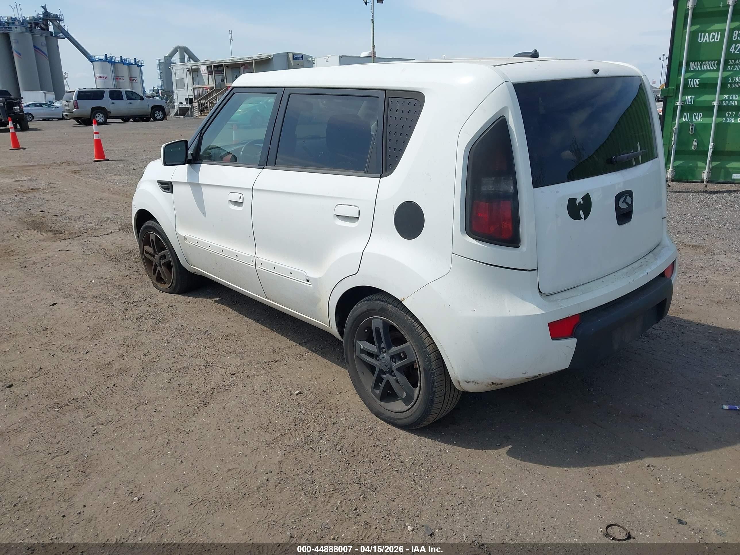 2010 Kia Soul + White vin: KNDJT2A25A7701875