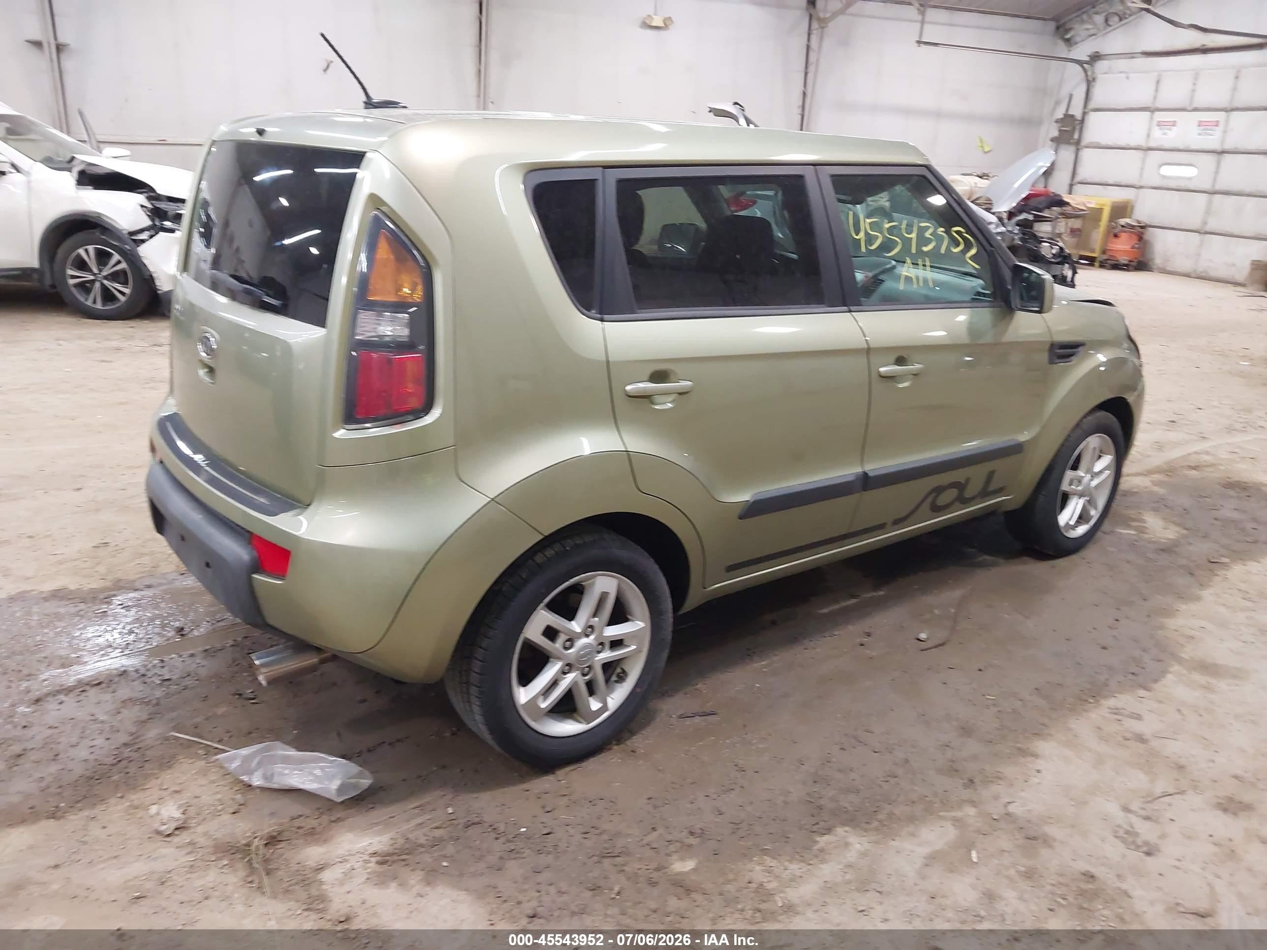 2011 Kia Soul + Green vin: KNDJT2A25B7204214