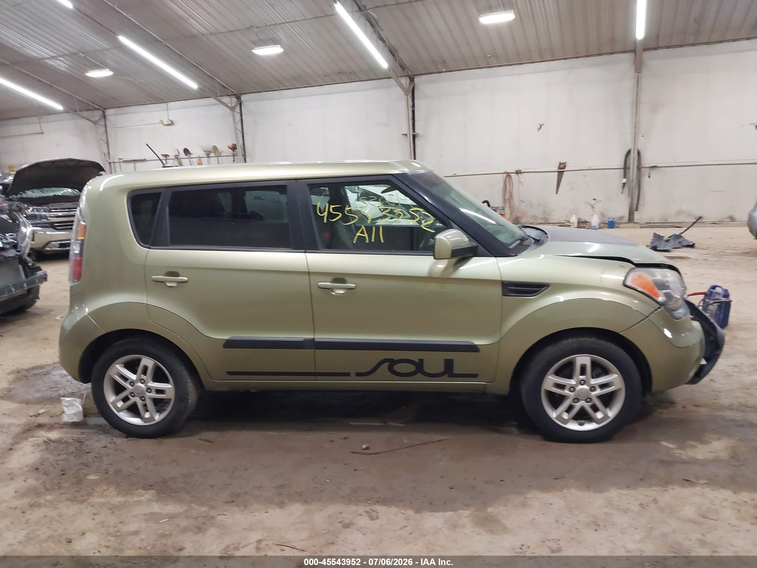 2011 Kia Soul + Green vin: KNDJT2A25B7204214