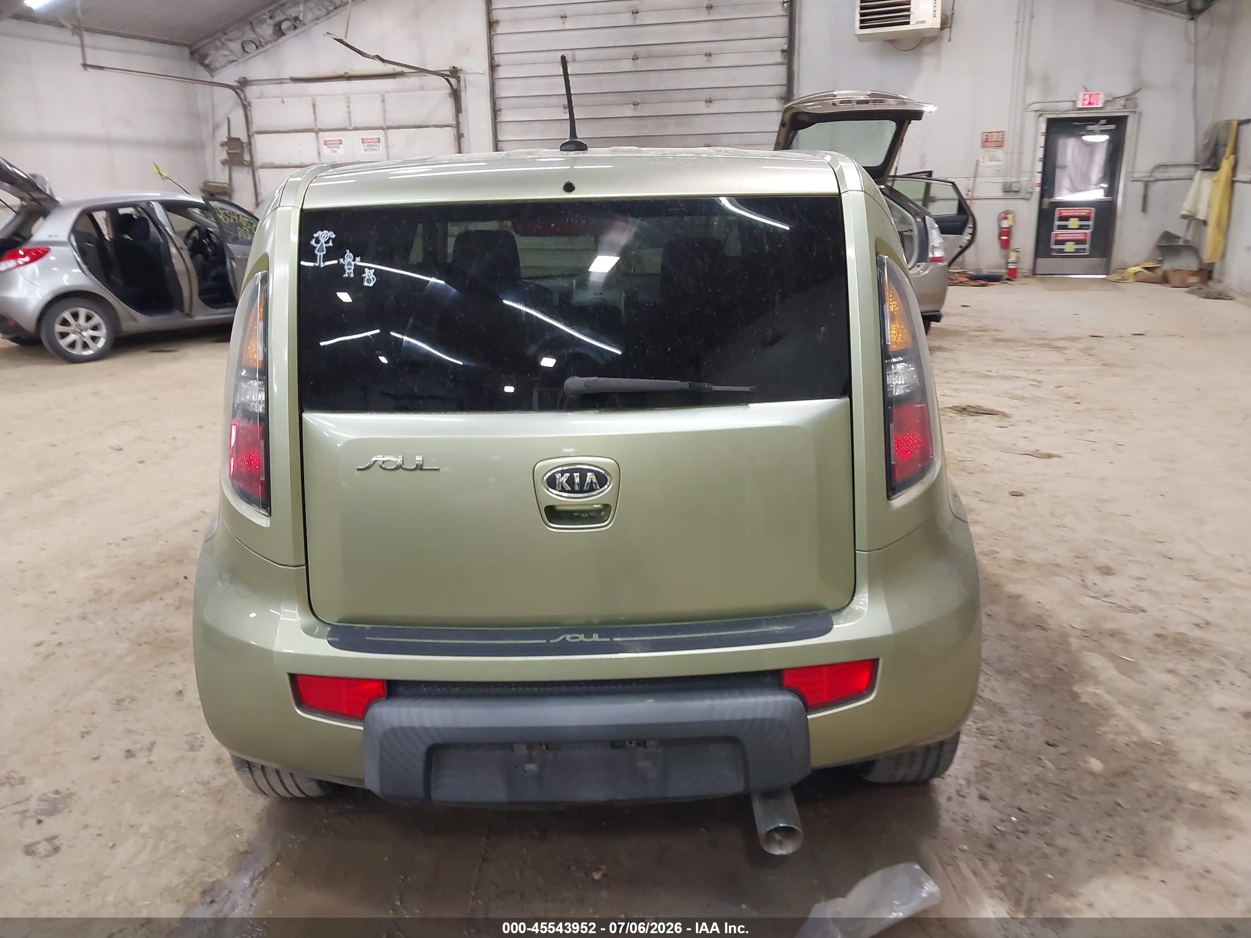2011 Kia Soul + Green vin: KNDJT2A25B7204214