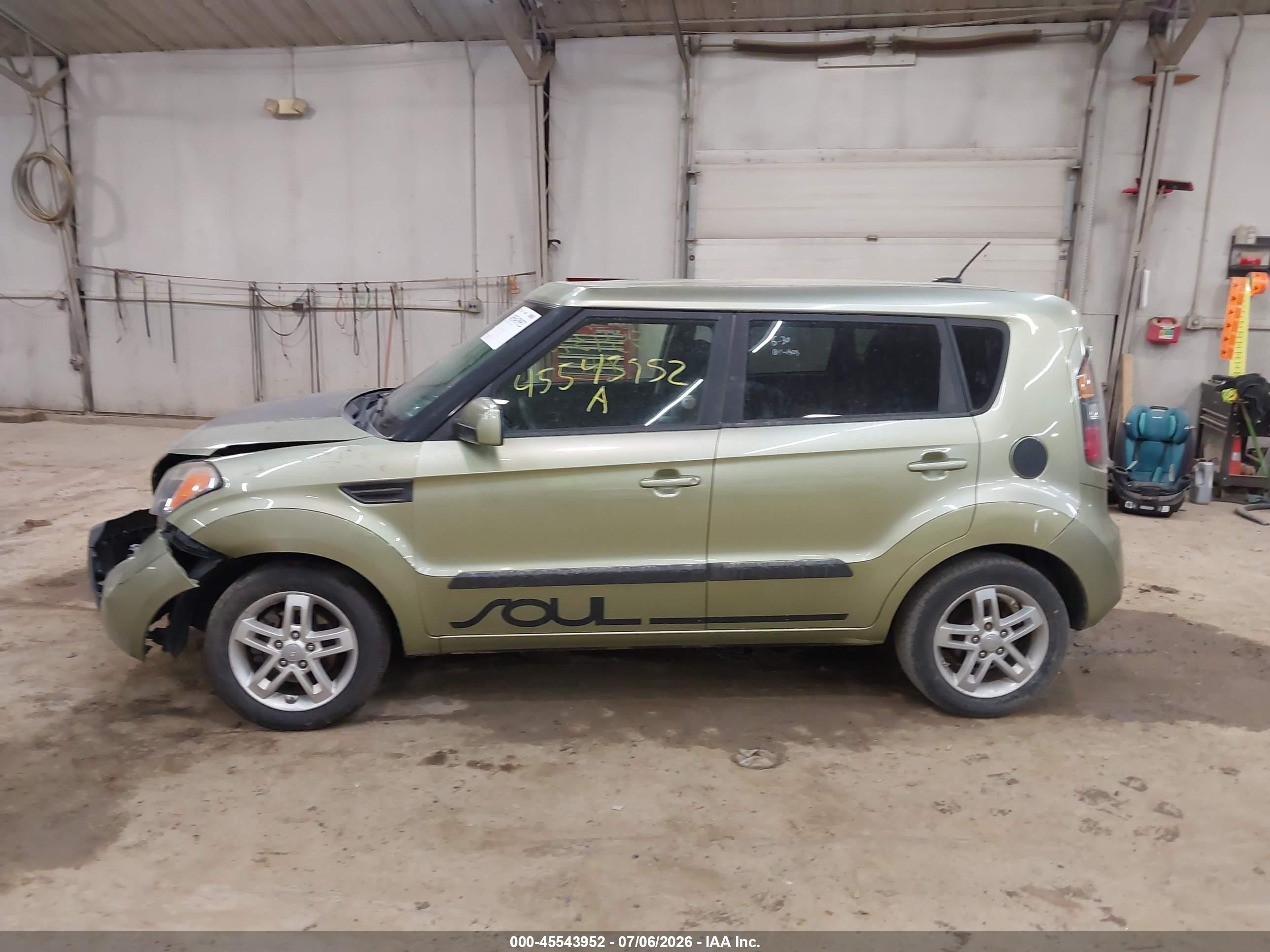 2011 Kia Soul + Green vin: KNDJT2A25B7204214