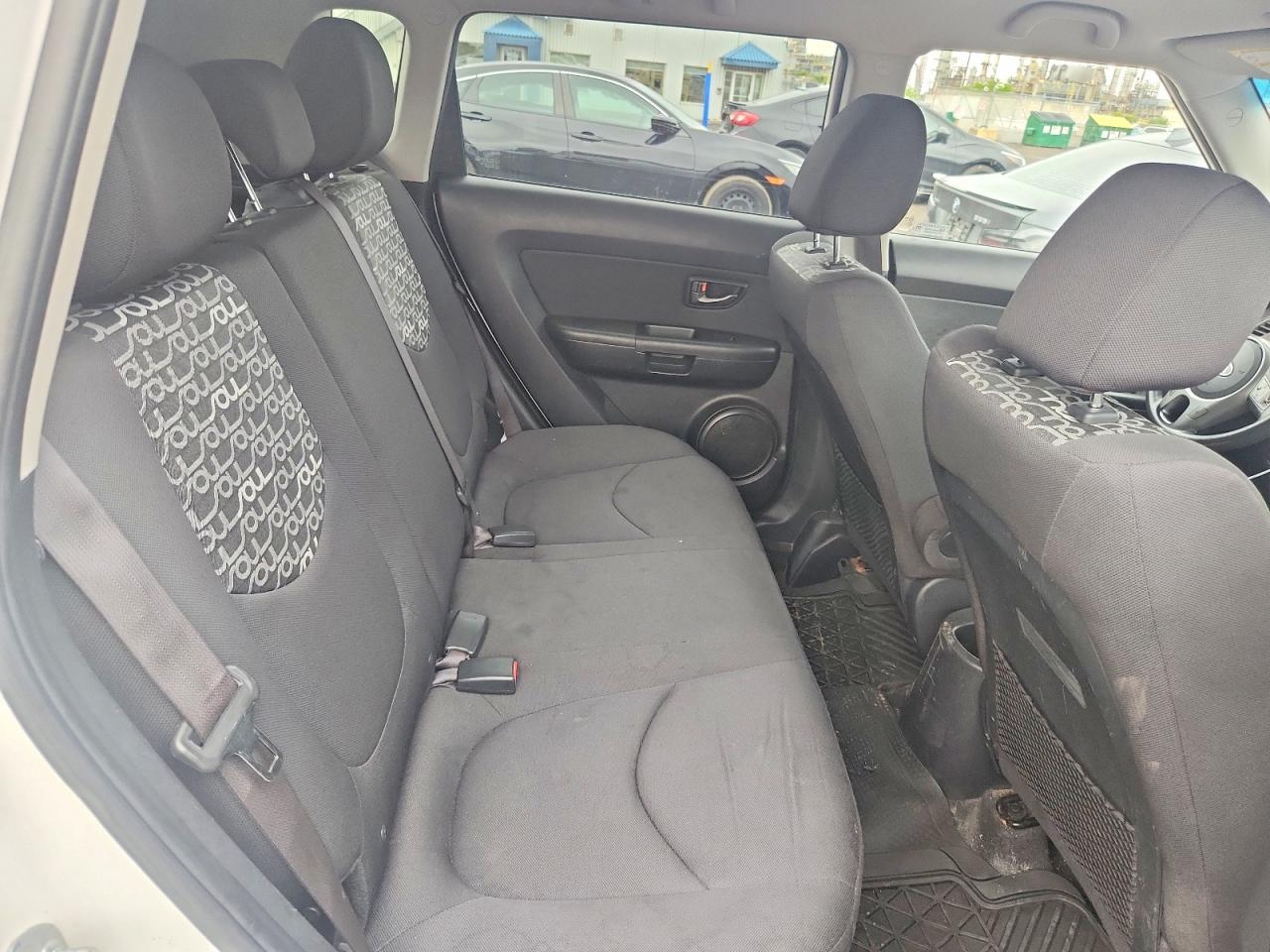 2011 Kia Soul + White vin: KNDJT2A25B7276076