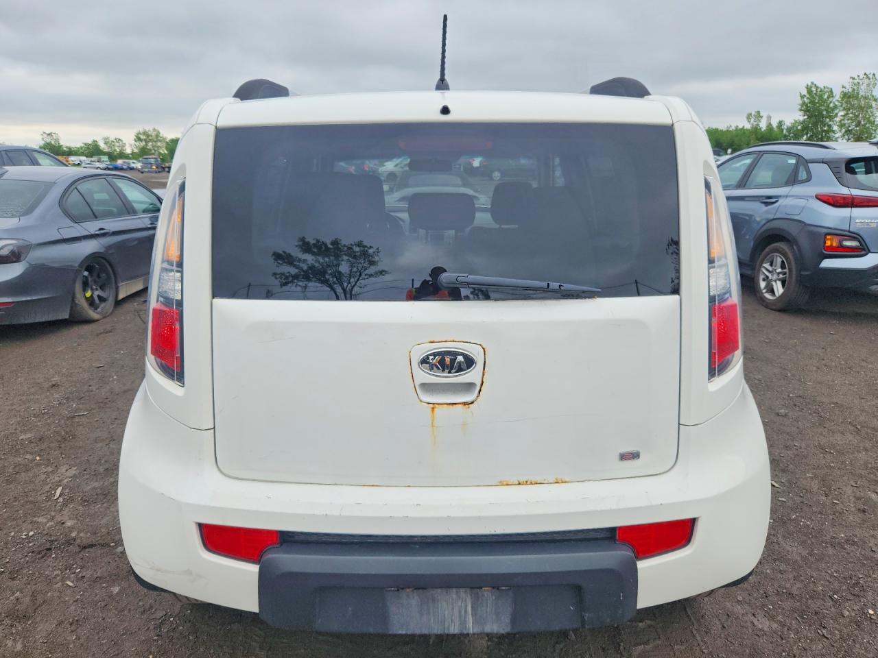 2011 Kia Soul + White vin: KNDJT2A25B7276076