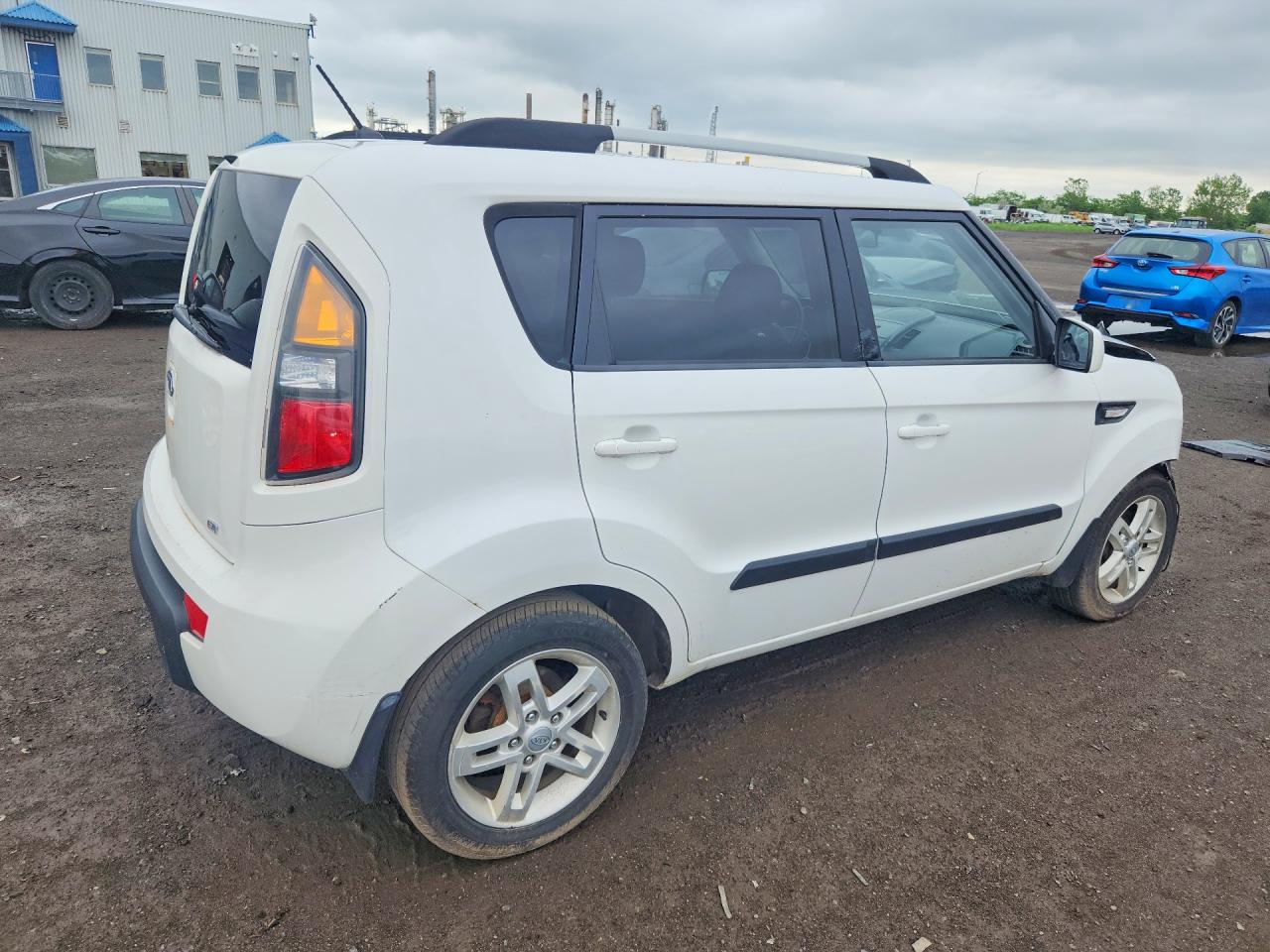 2011 Kia Soul + White vin: KNDJT2A25B7276076