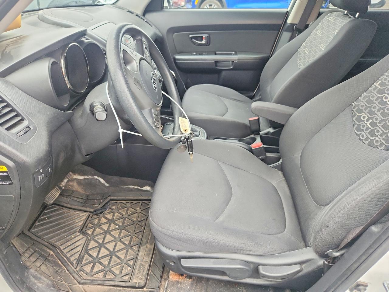 2011 Kia Soul + White vin: KNDJT2A25B7276076
