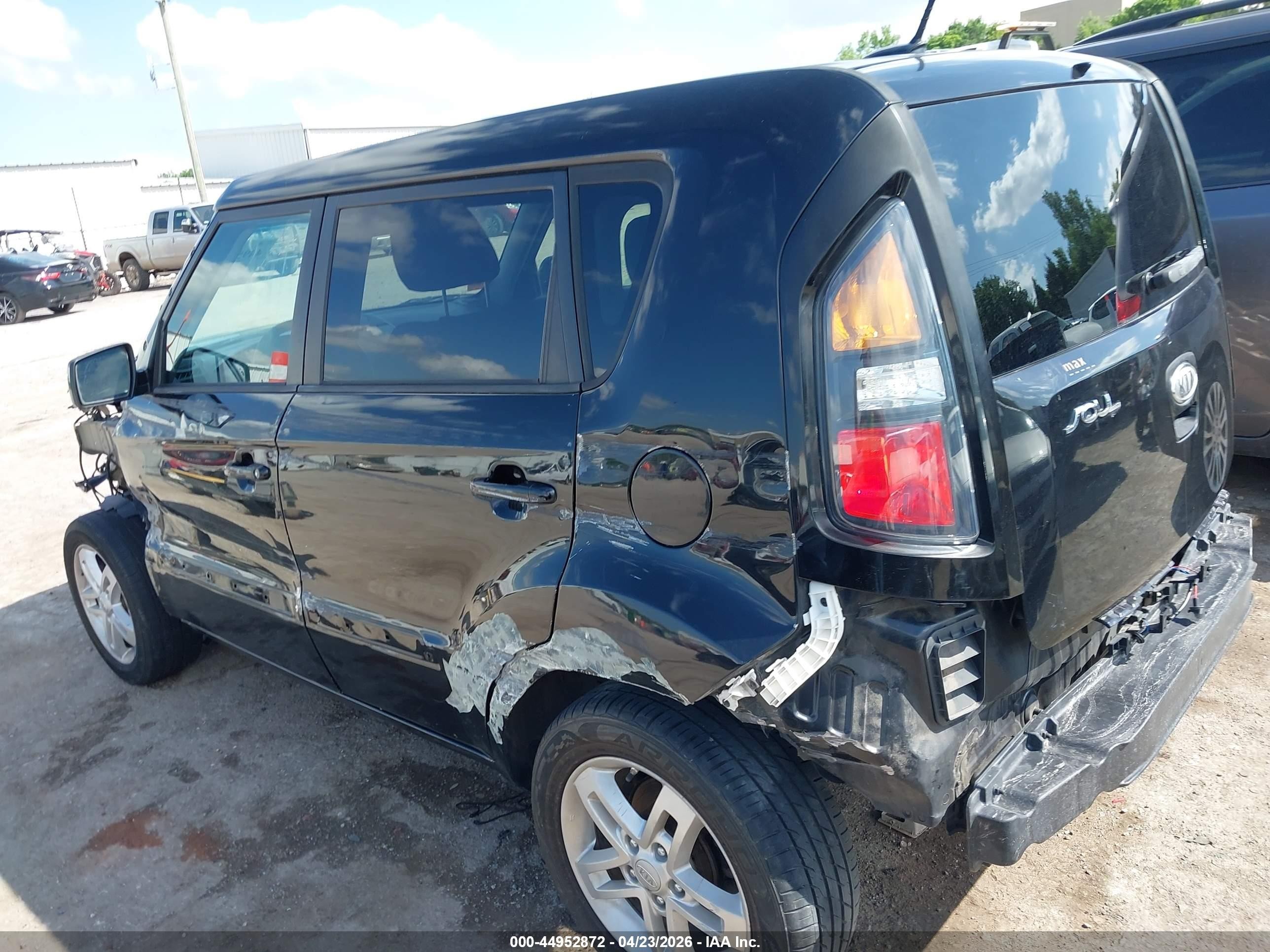 2011 Kia Soul + Black vin: KNDJT2A25B7287658