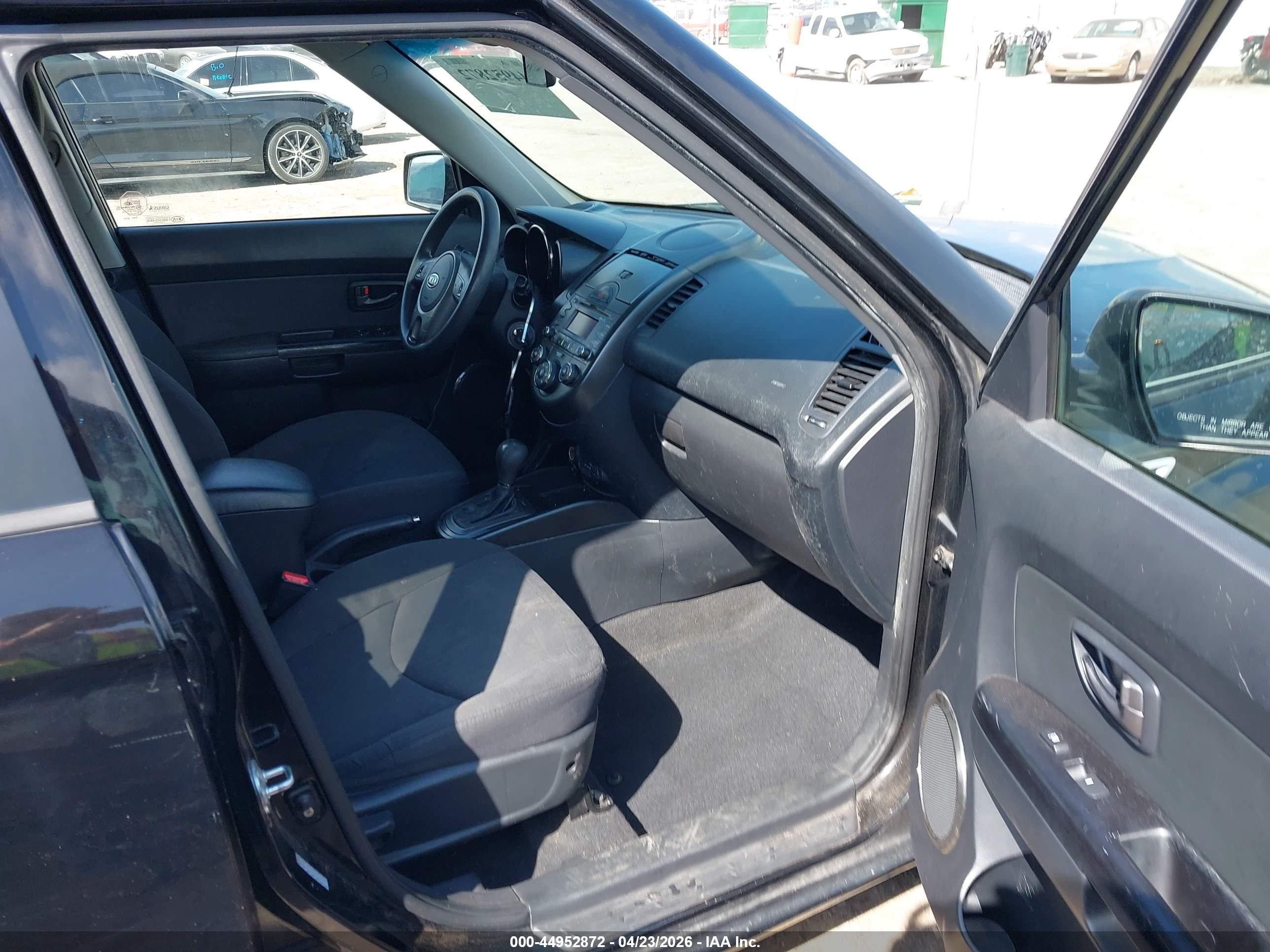 2011 Kia Soul + Black vin: KNDJT2A25B7287658