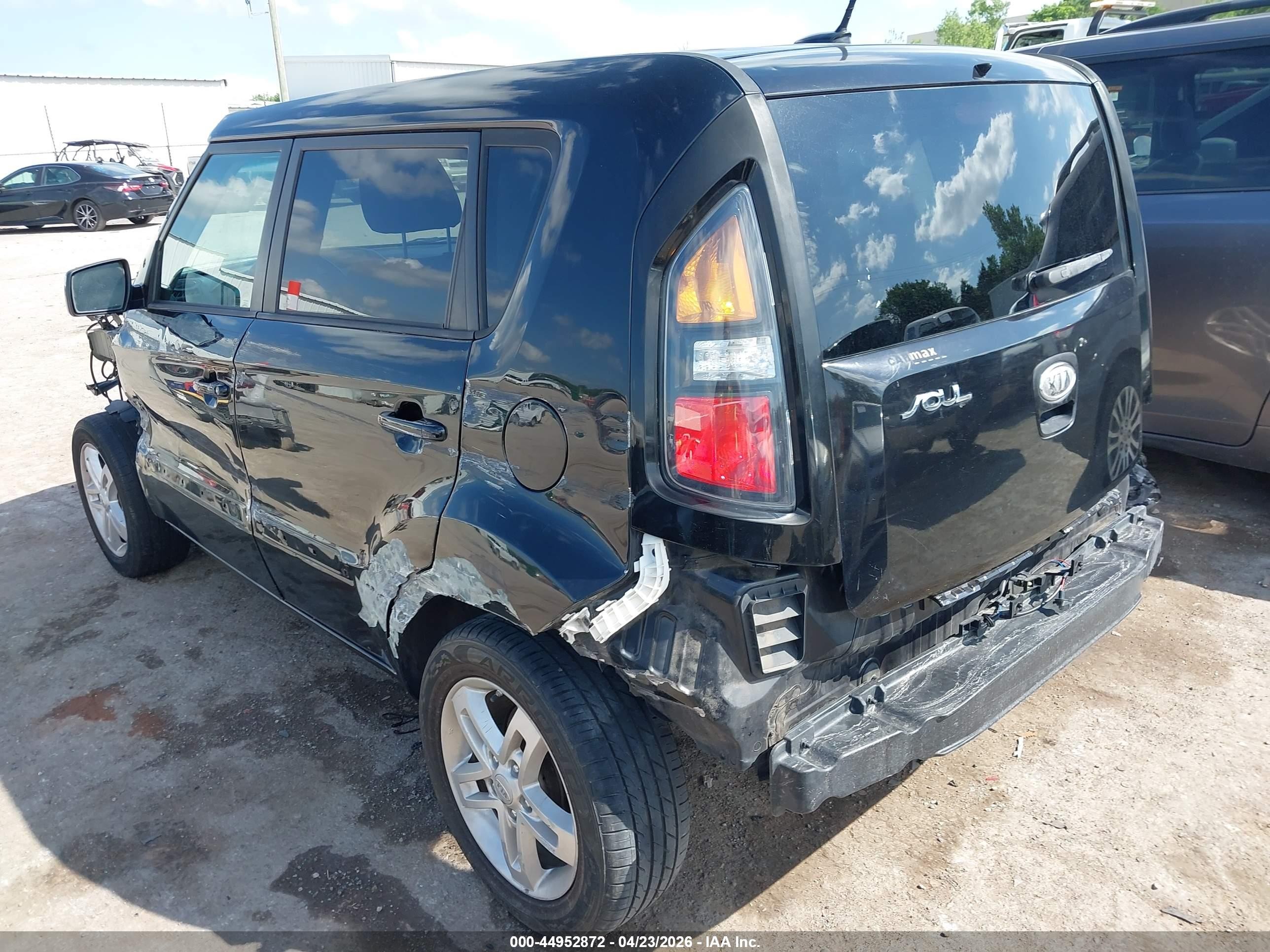 2011 Kia Soul + Black vin: KNDJT2A25B7287658