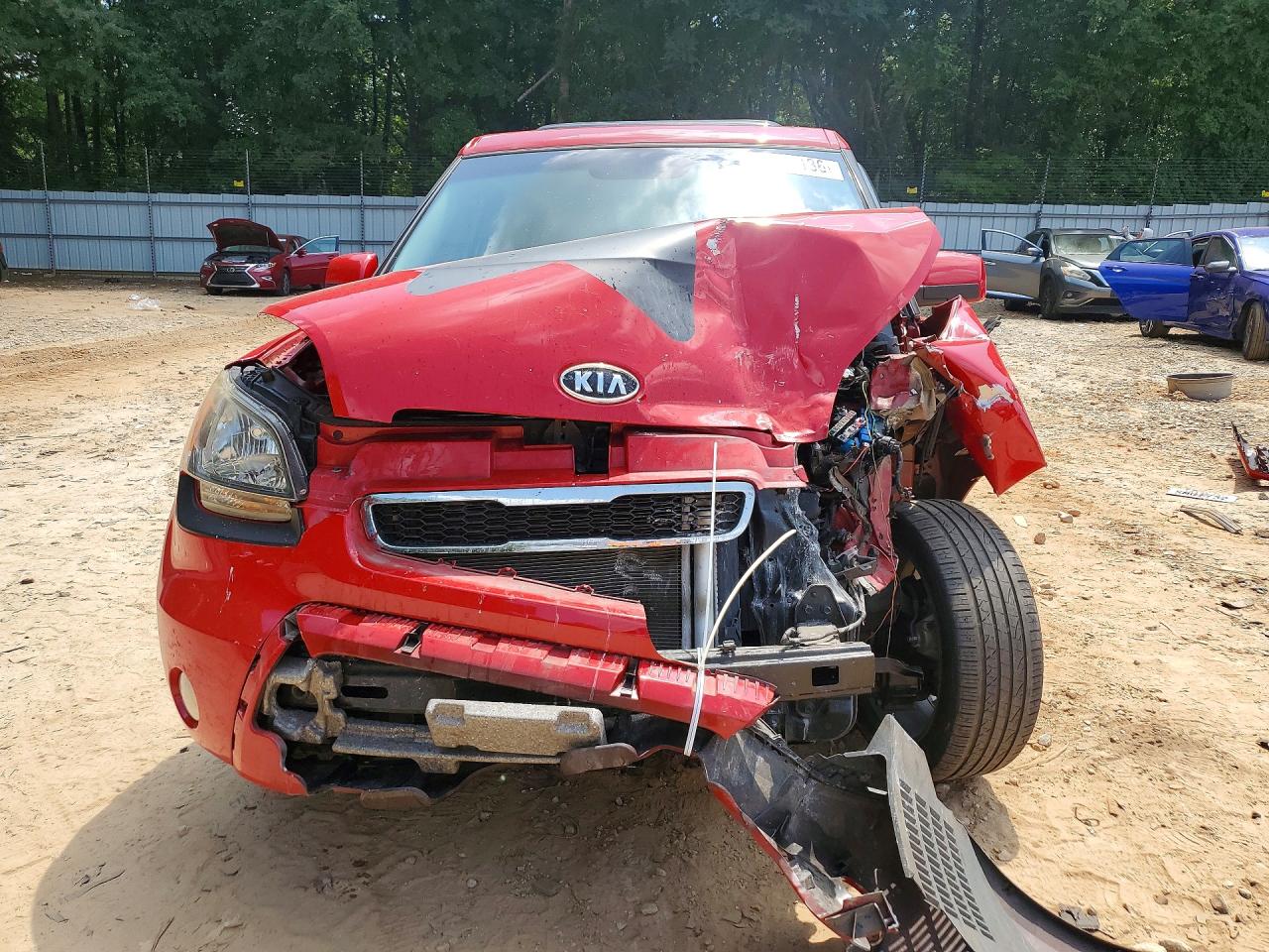 2011 Kia Soul + Red vin: KNDJT2A25B7292147