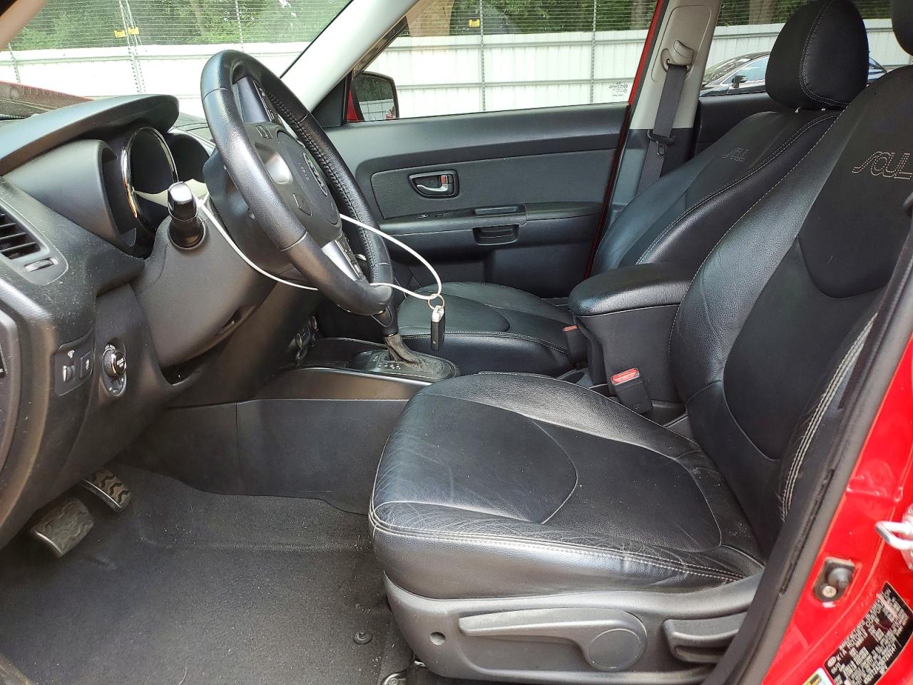 2011 Kia Soul + Red vin: KNDJT2A25B7292147