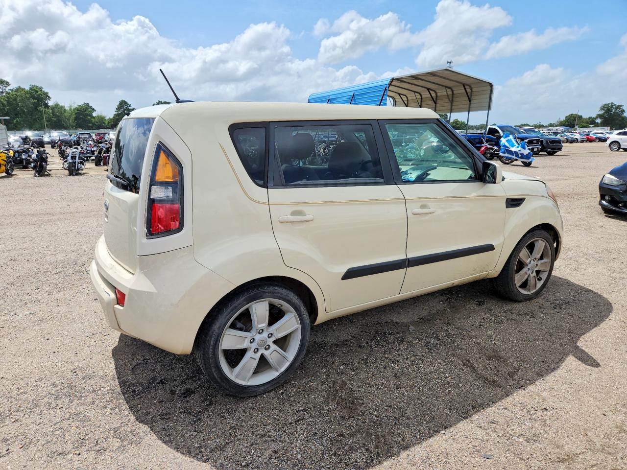 2011 Kia Soul ! Cream vin: KNDJT2A25B7321615