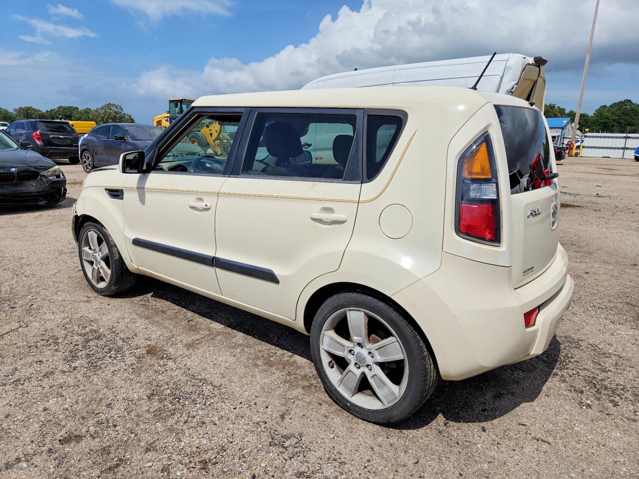 2011 Kia Soul ! Cream vin: KNDJT2A25B7321615
