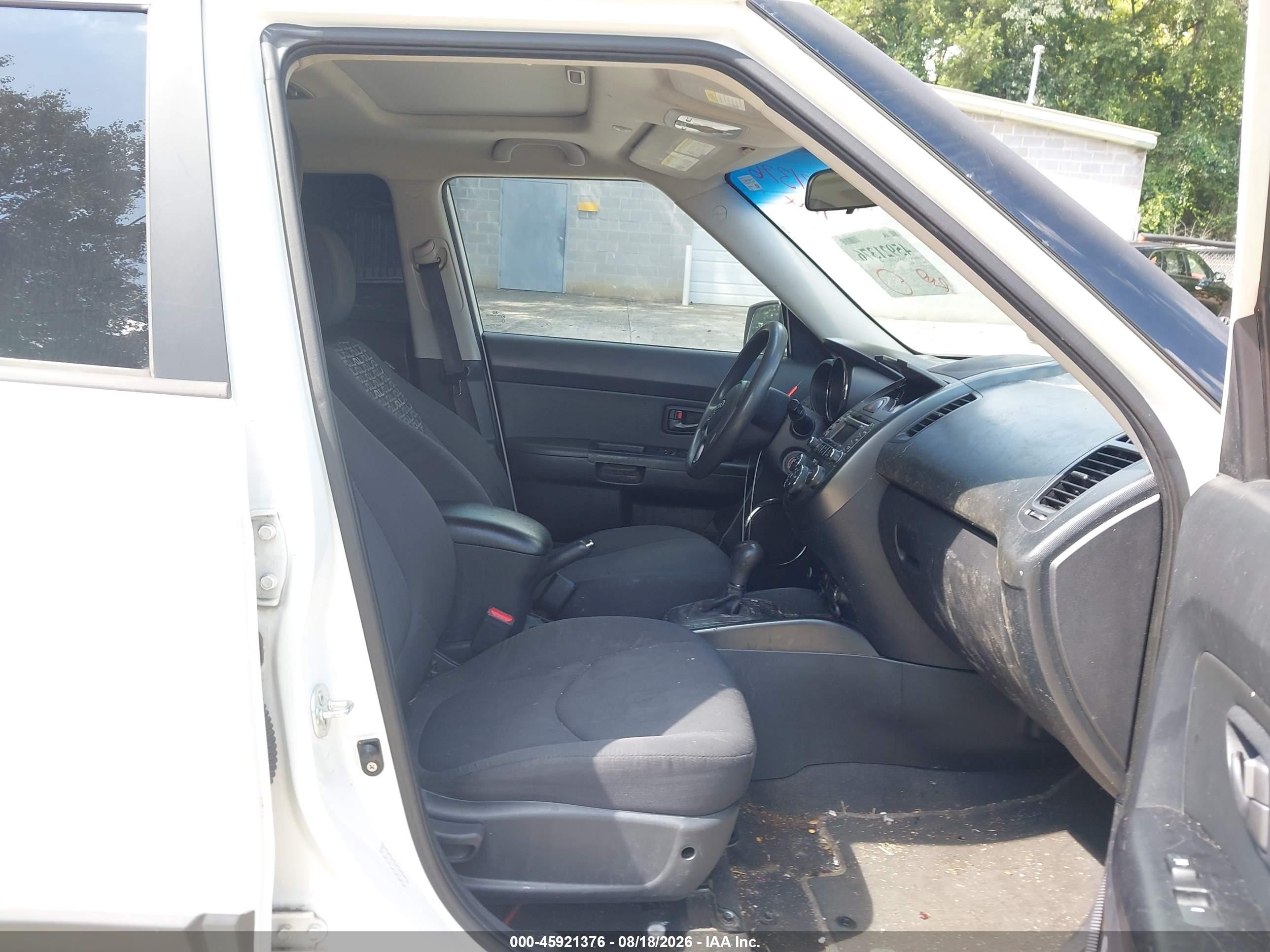 2011 Kia Soul + White vin: KNDJT2A25B7327205