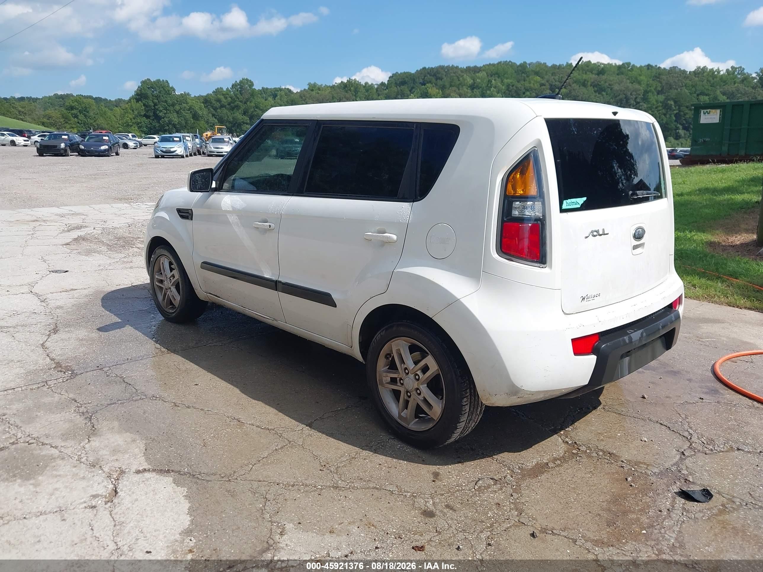 2011 Kia Soul + White vin: KNDJT2A25B7327205
