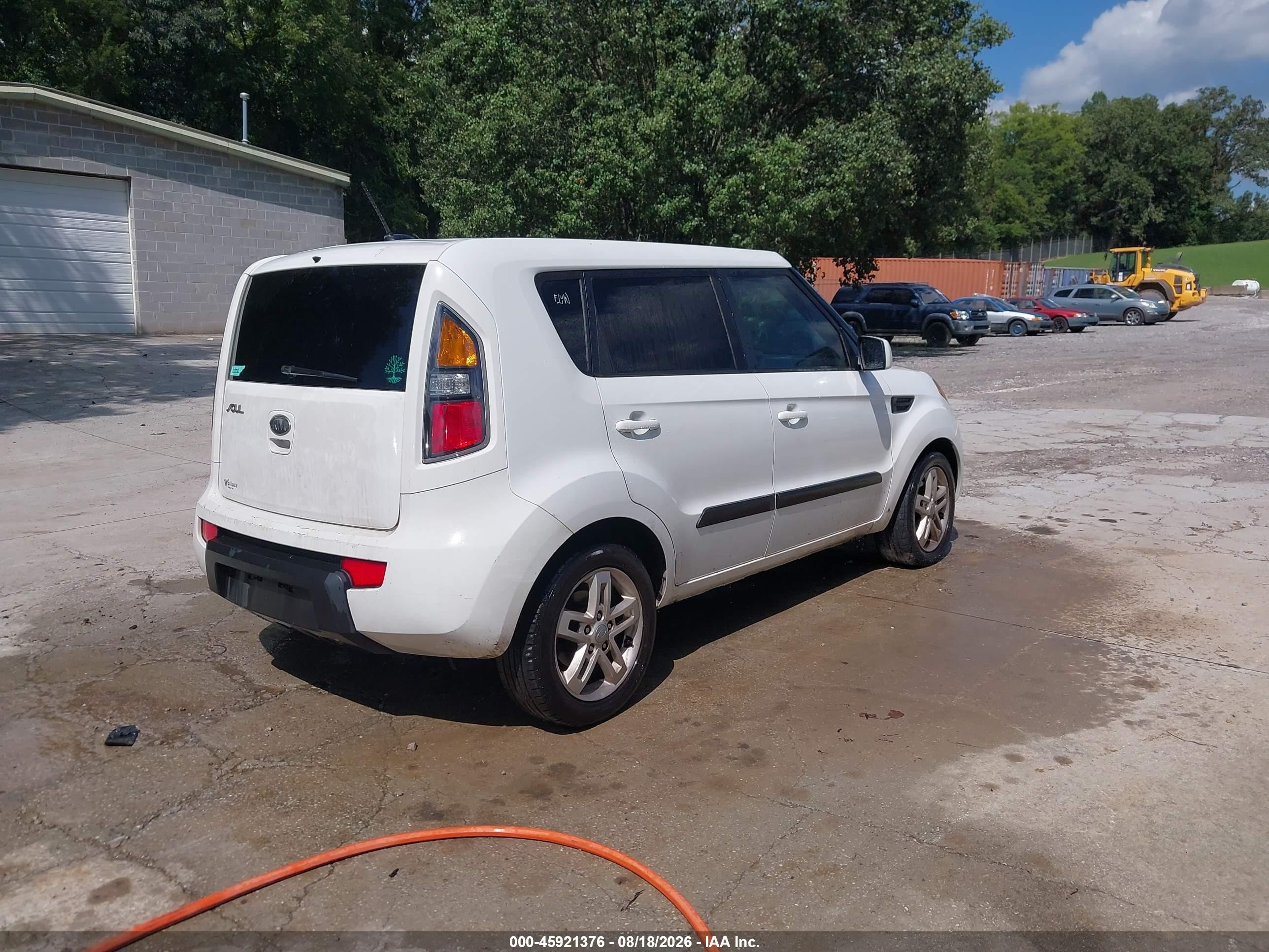 2011 Kia Soul + White vin: KNDJT2A25B7327205