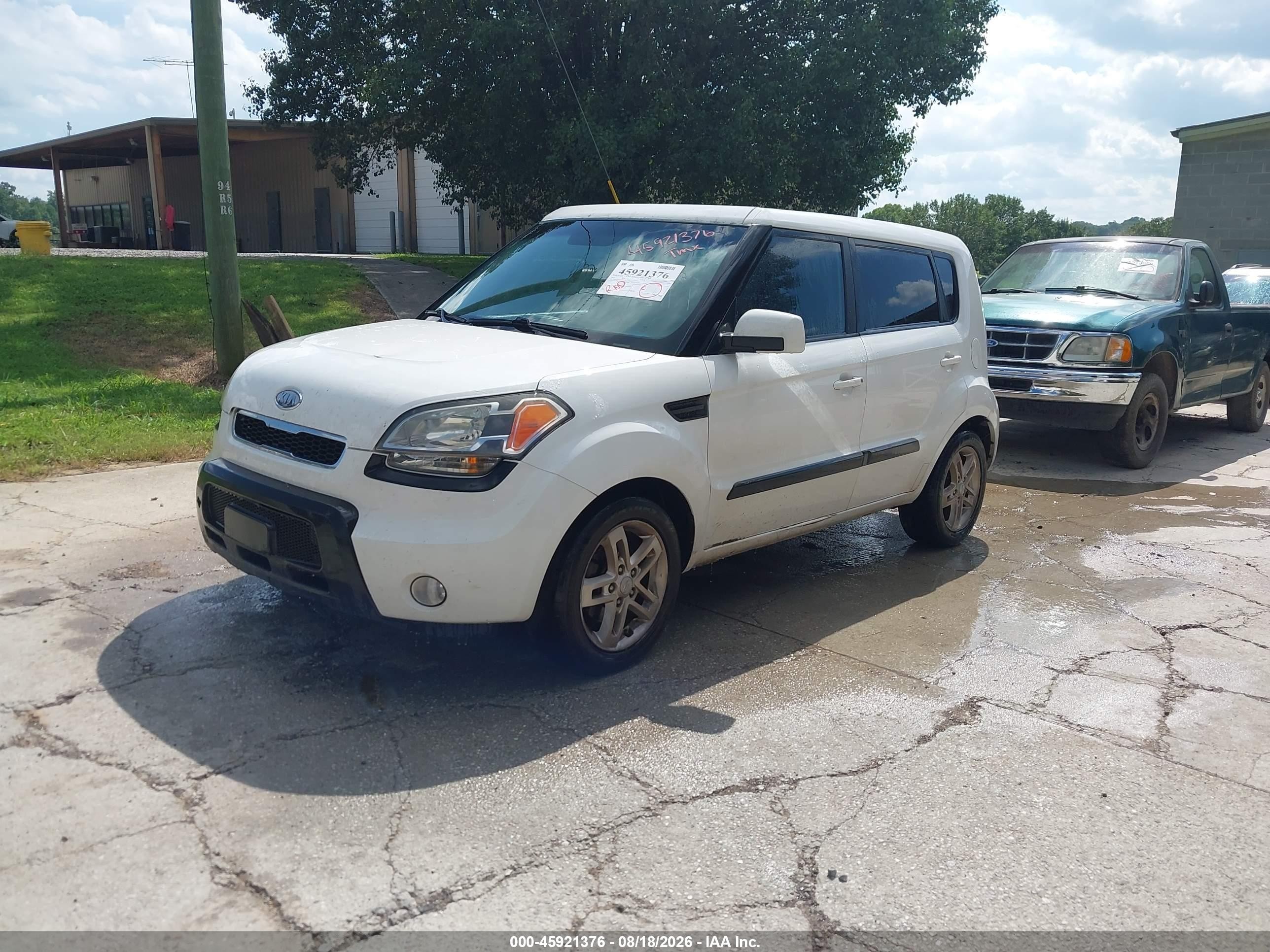 2011 Kia Soul + White vin: KNDJT2A25B7327205