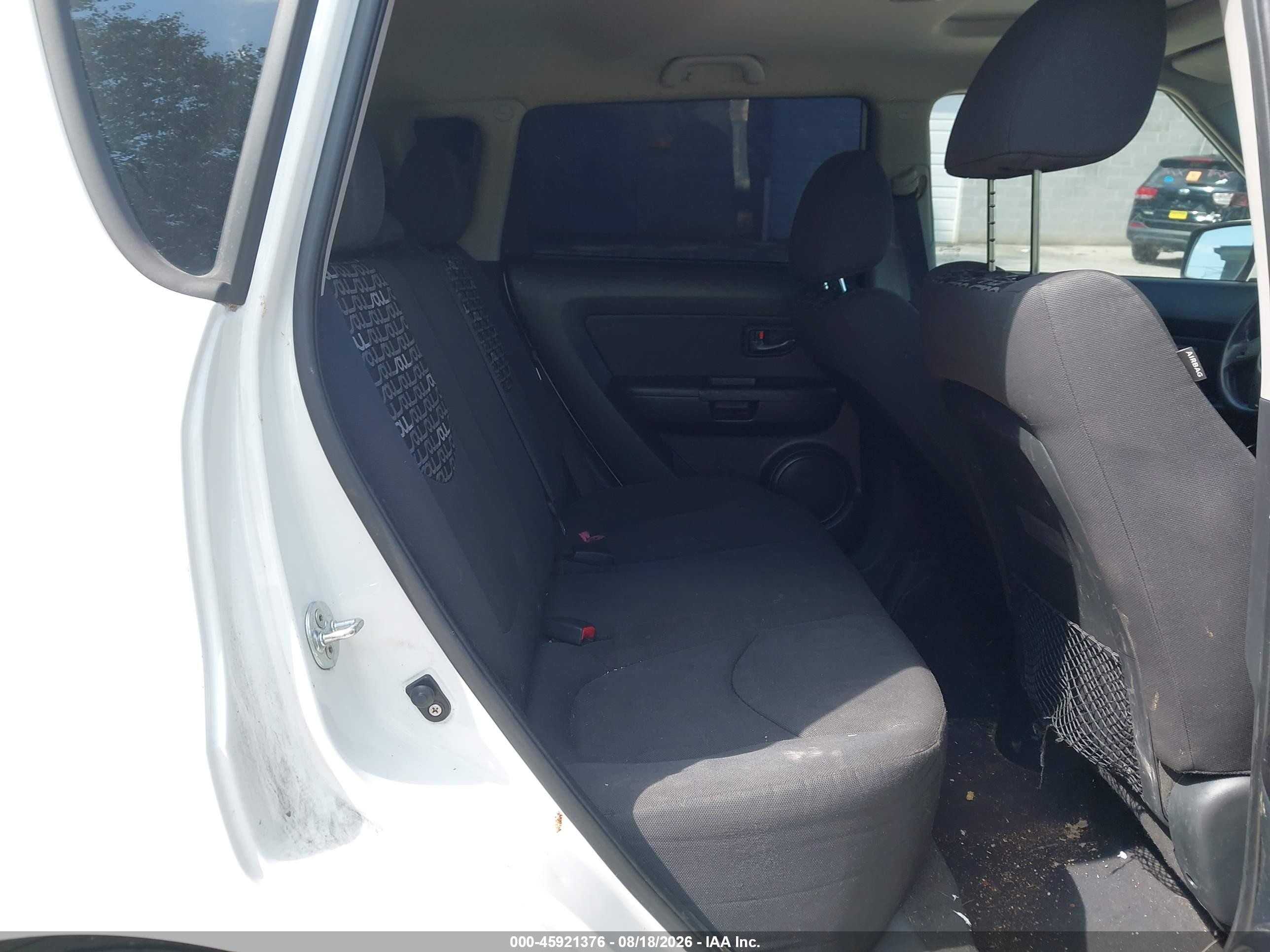 2011 Kia Soul + White vin: KNDJT2A25B7327205