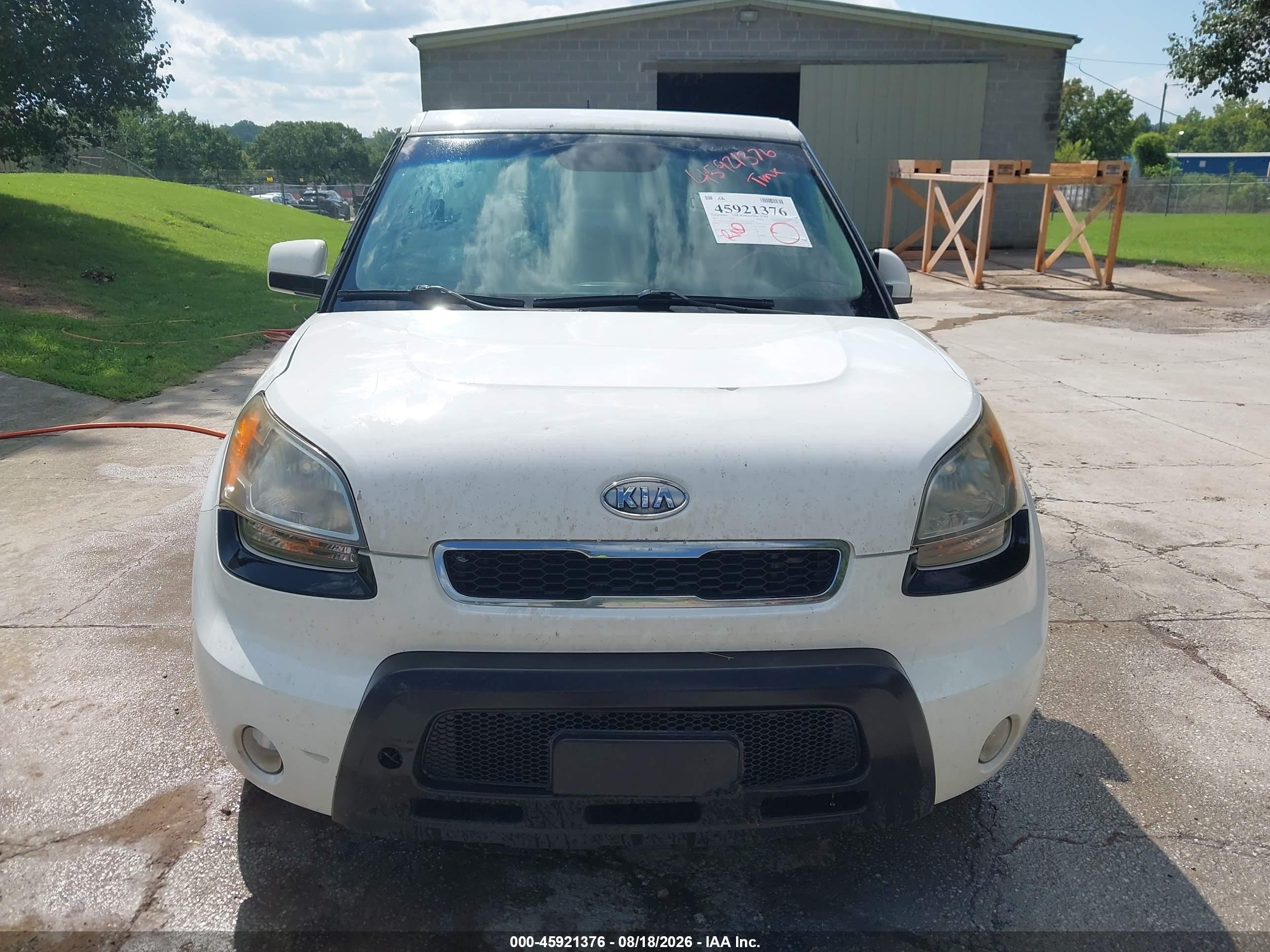 2011 Kia Soul + White vin: KNDJT2A25B7327205