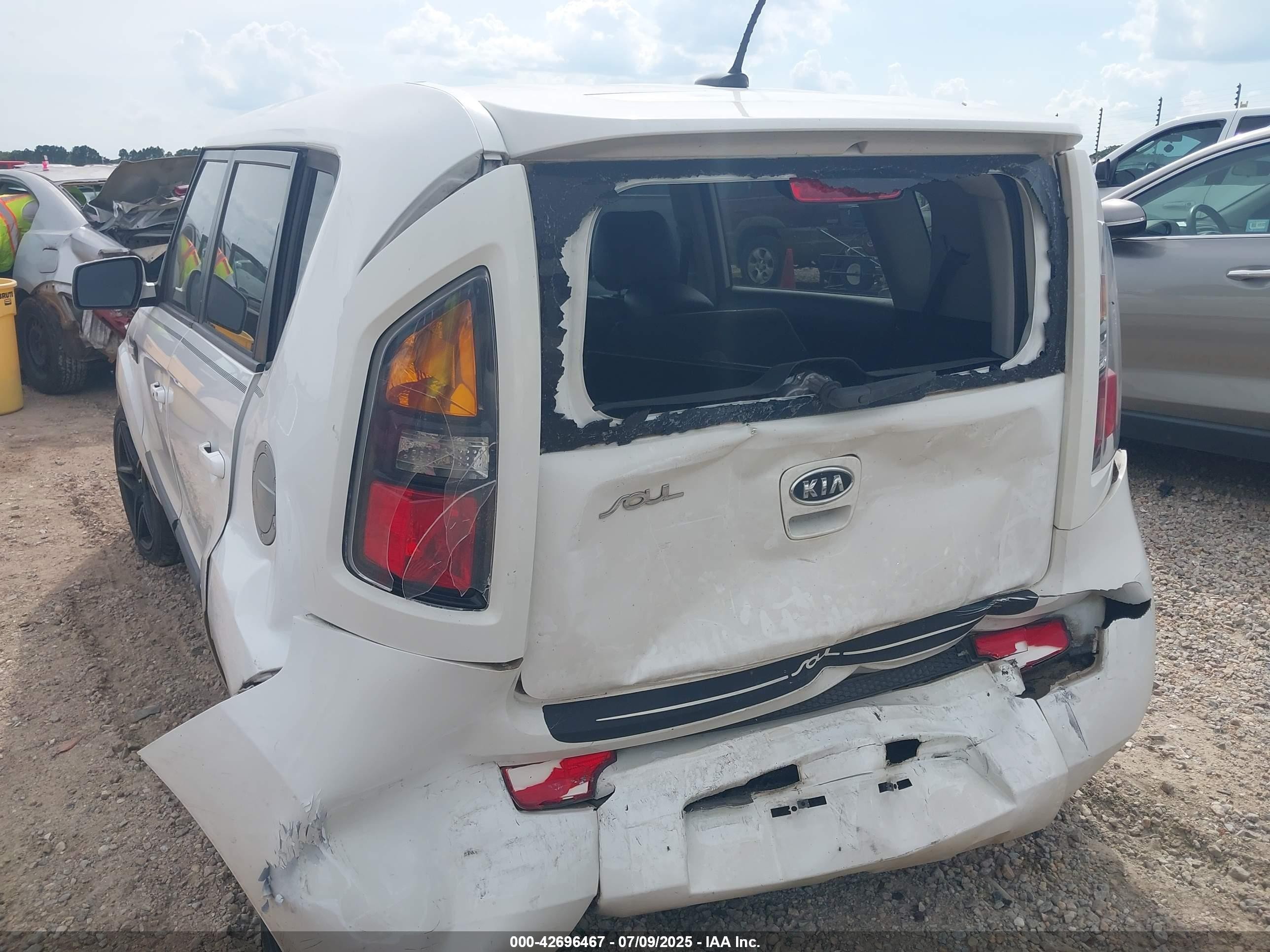 2011 Kia Soul + White vin: KNDJT2A25B7725921