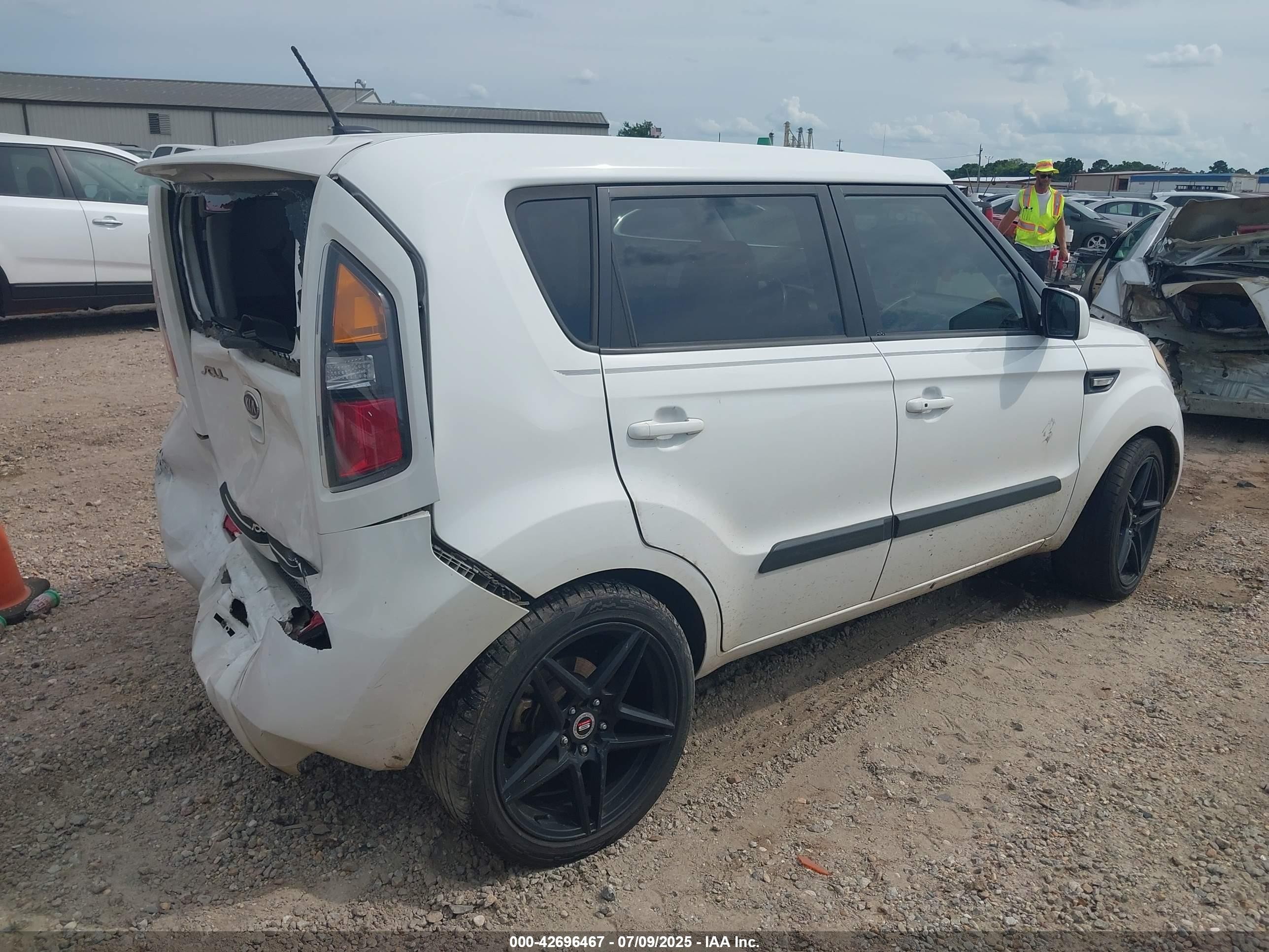 2011 Kia Soul + White vin: KNDJT2A25B7725921