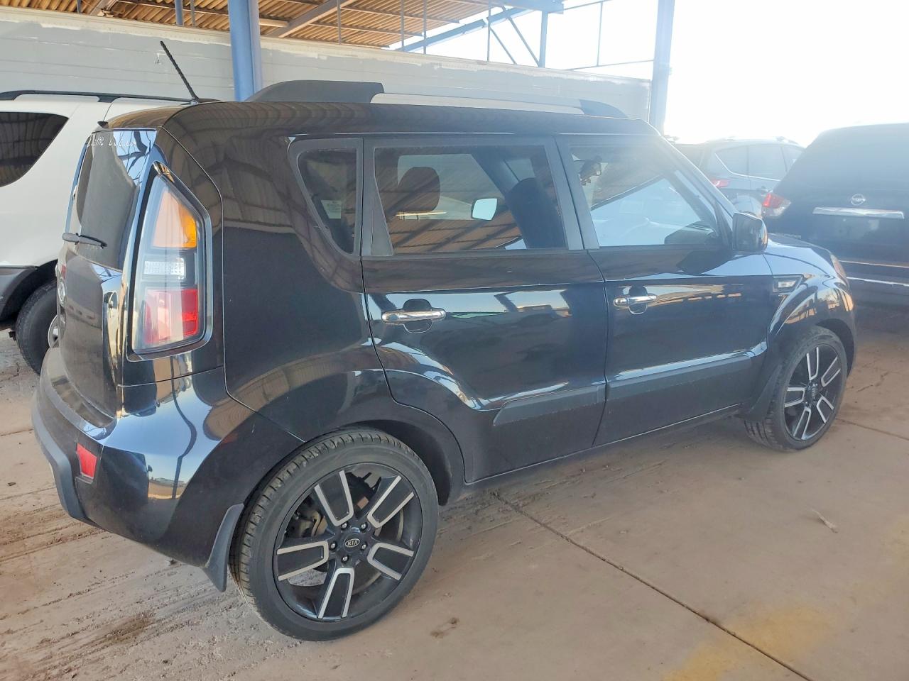 2011 Kia Soul + Black vin: KNDJT2A25B7732335