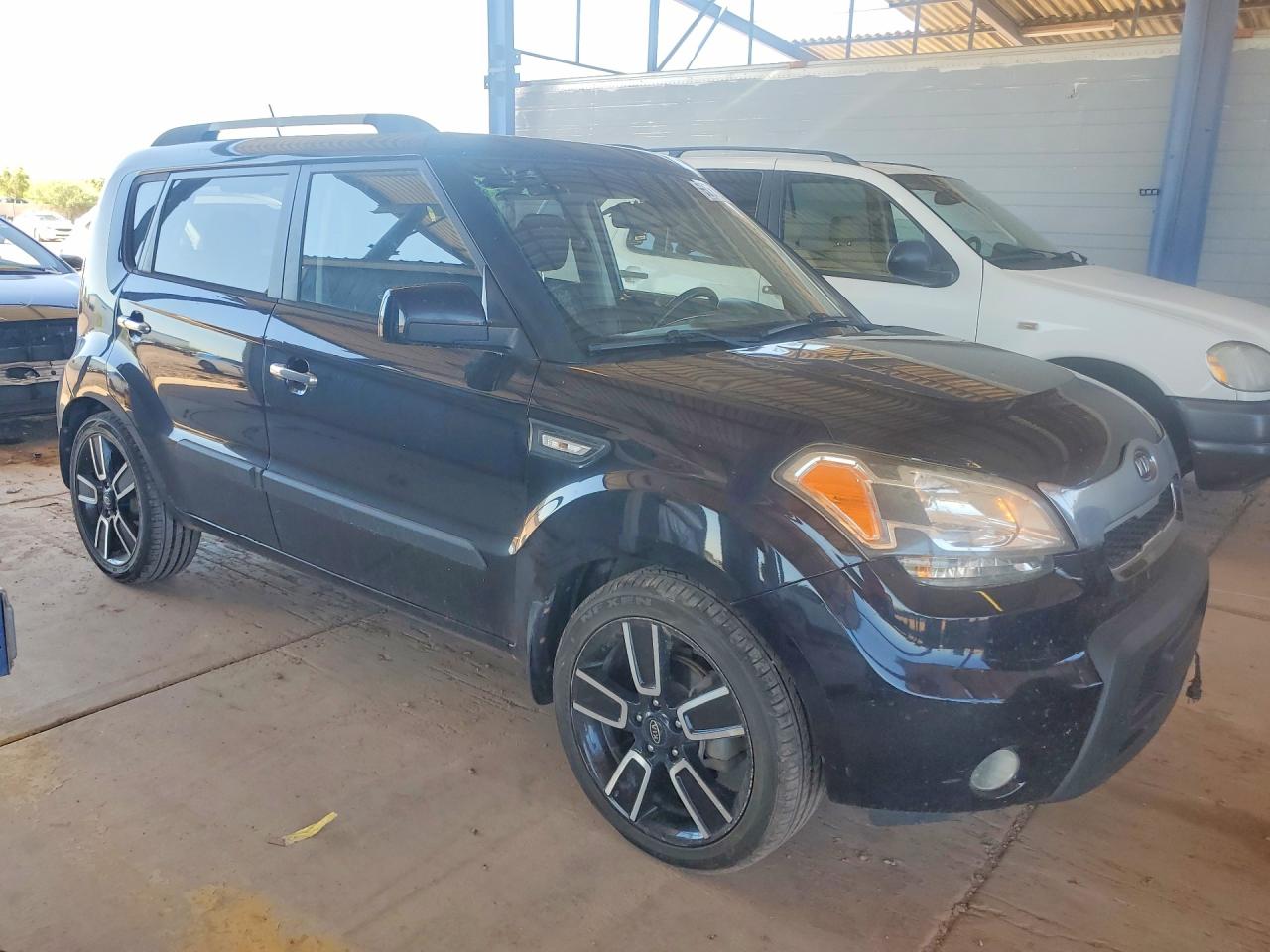 2011 Kia Soul + Black vin: KNDJT2A25B7732335