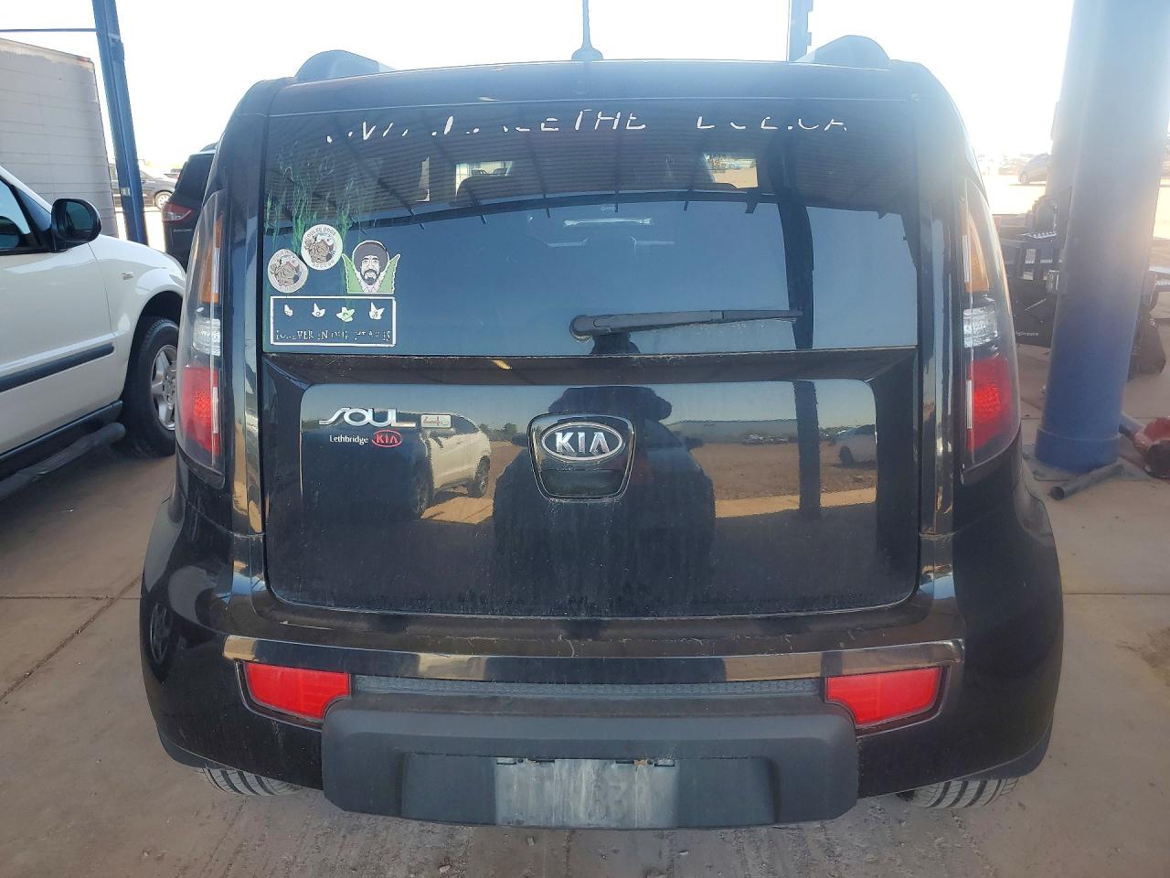 2011 Kia Soul + Black vin: KNDJT2A25B7732335