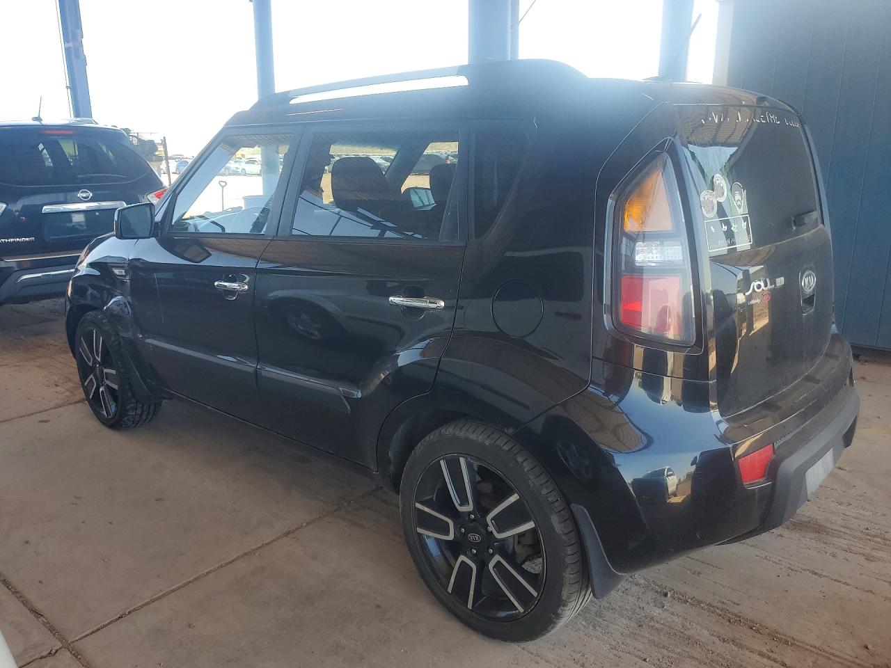 2011 Kia Soul + Black vin: KNDJT2A25B7732335